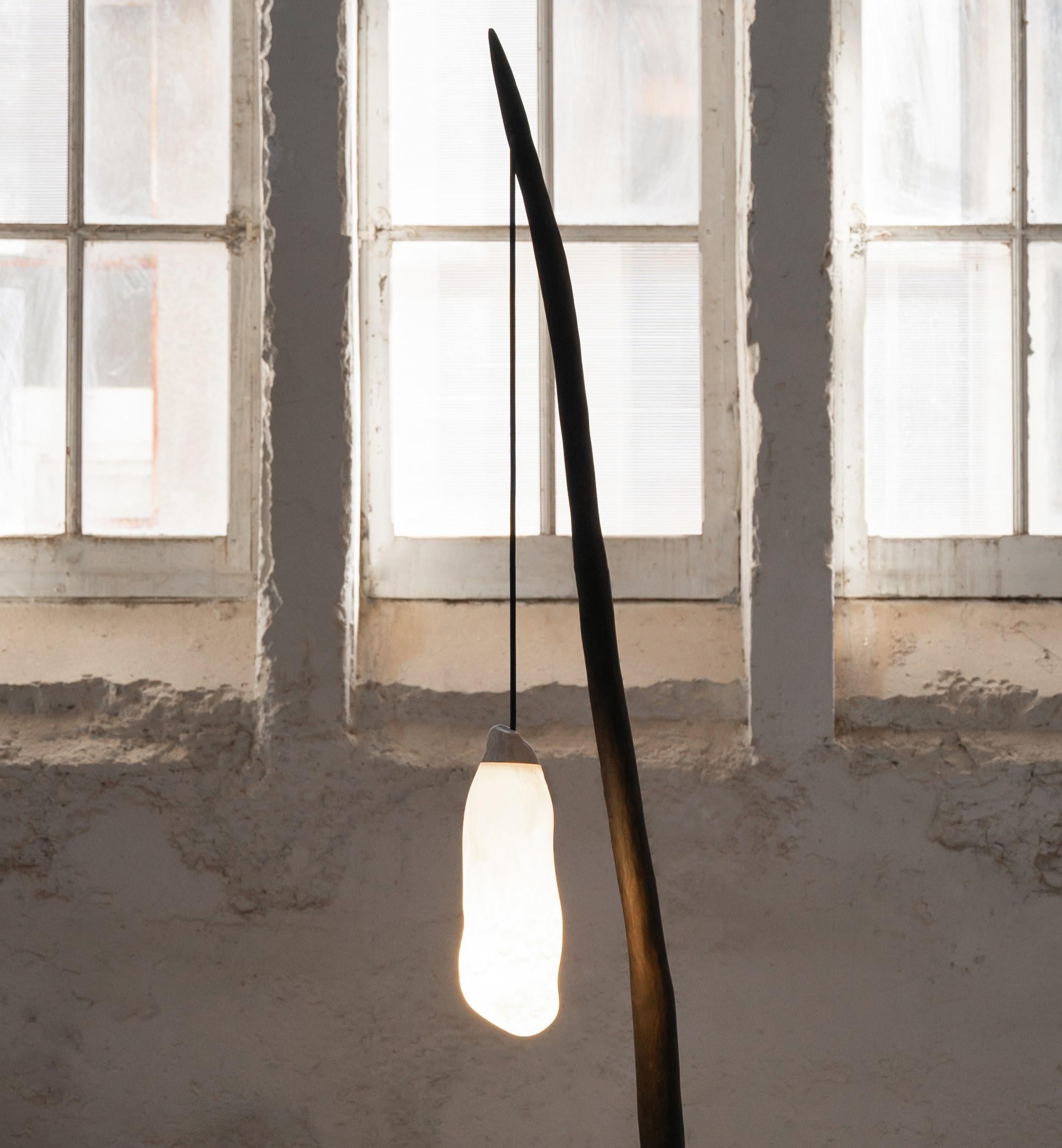 Organische skulpturale schwarze holz & glas Contemporary stehlampe von Jérôme Pereira (Organische Moderne) im Angebot