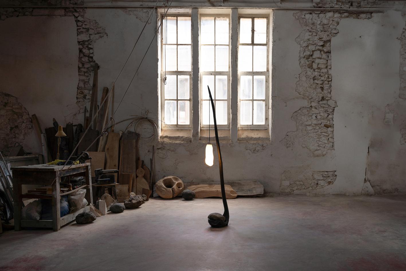 Organische skulpturale schwarze holz & glas Contemporary stehlampe von Jérôme Pereira (21. Jahrhundert und zeitgenössisch) im Angebot