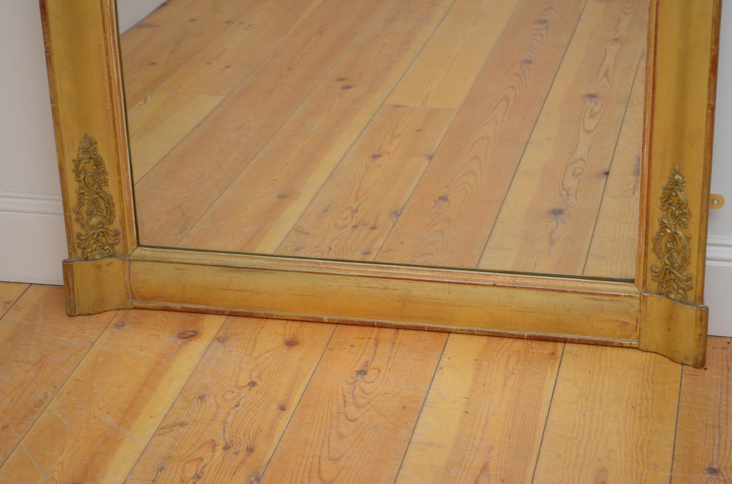 Attrayant miroir français en bois doré du 19ème siècle en vente 3