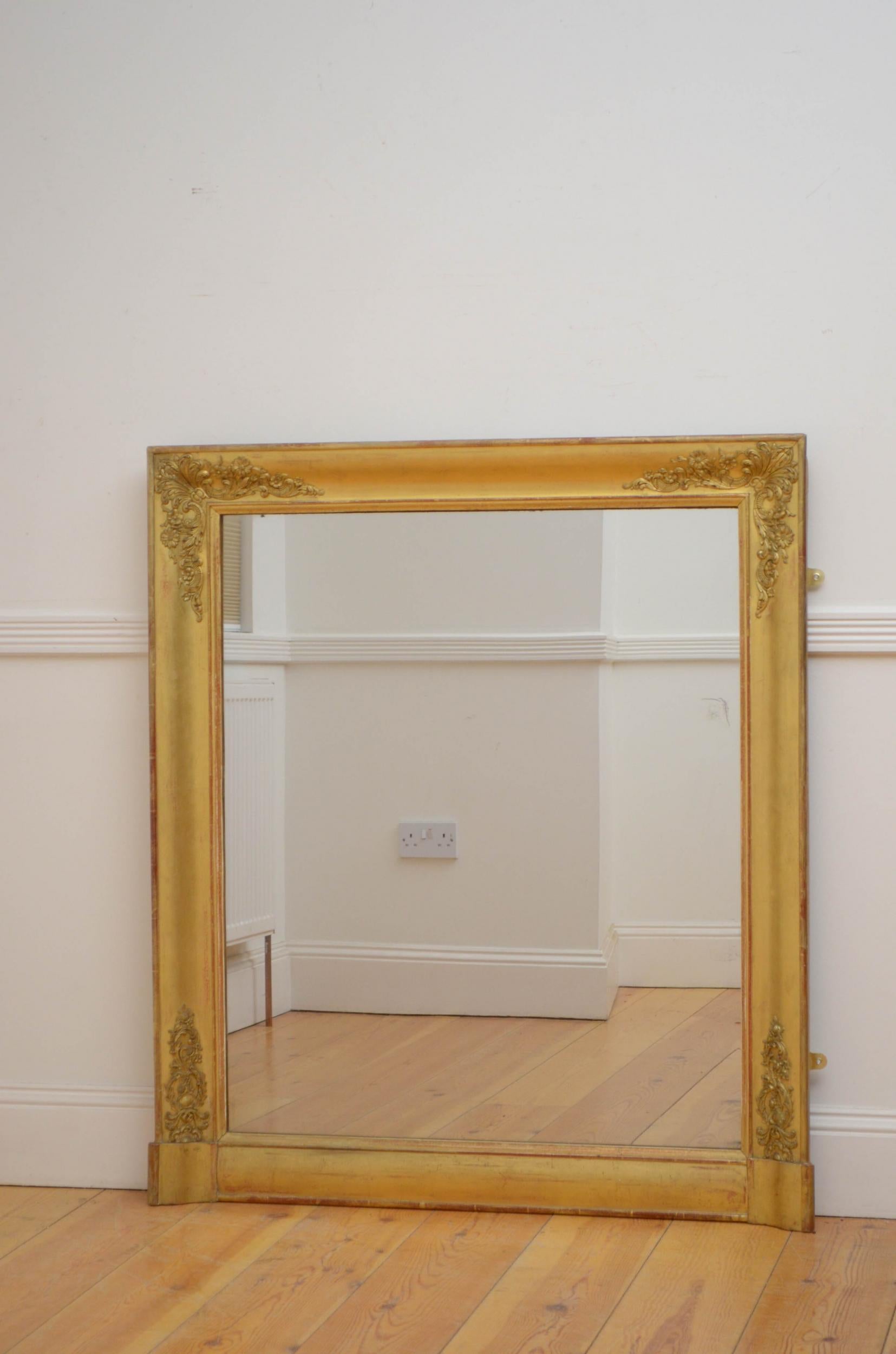 Sn5103 joli miroir mural doré français, avec verre d'origine avec quelques rousseurs dans un cadre moulé et doré avec décoration de feuillage aux coins. Ce miroir ancien a conservé son verre d'origine, sa dorure d'origine et ses panneaux arrière