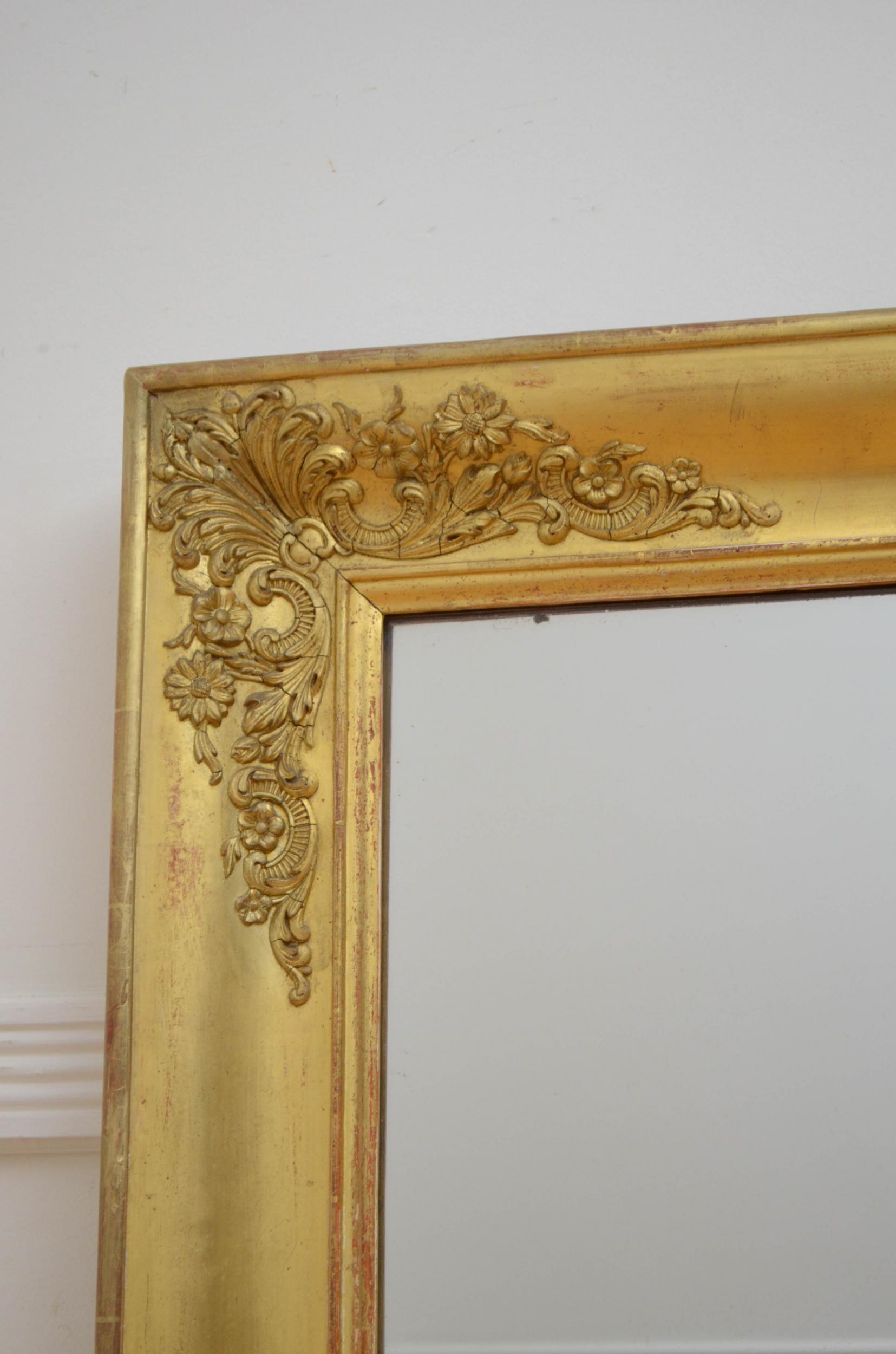 Français Attrayant miroir français en bois doré du 19ème siècle en vente