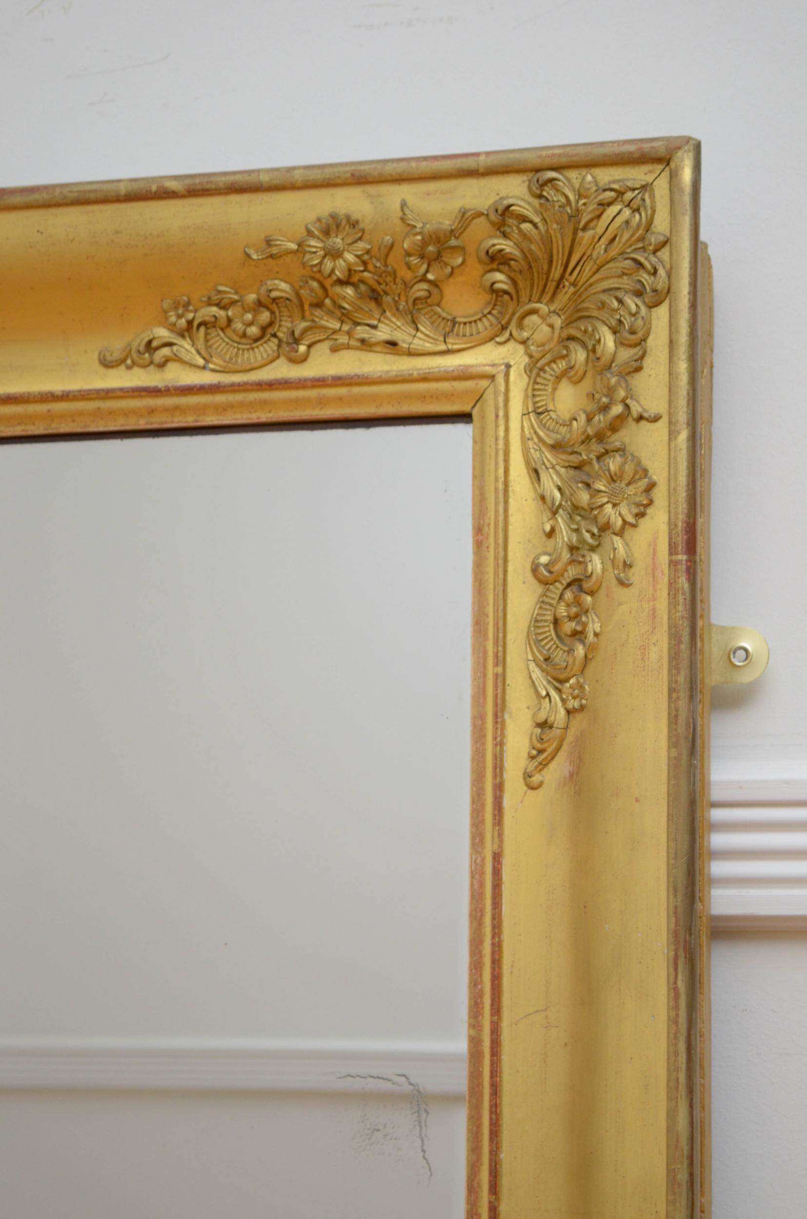 XIXe siècle Attrayant miroir français en bois doré du 19ème siècle en vente