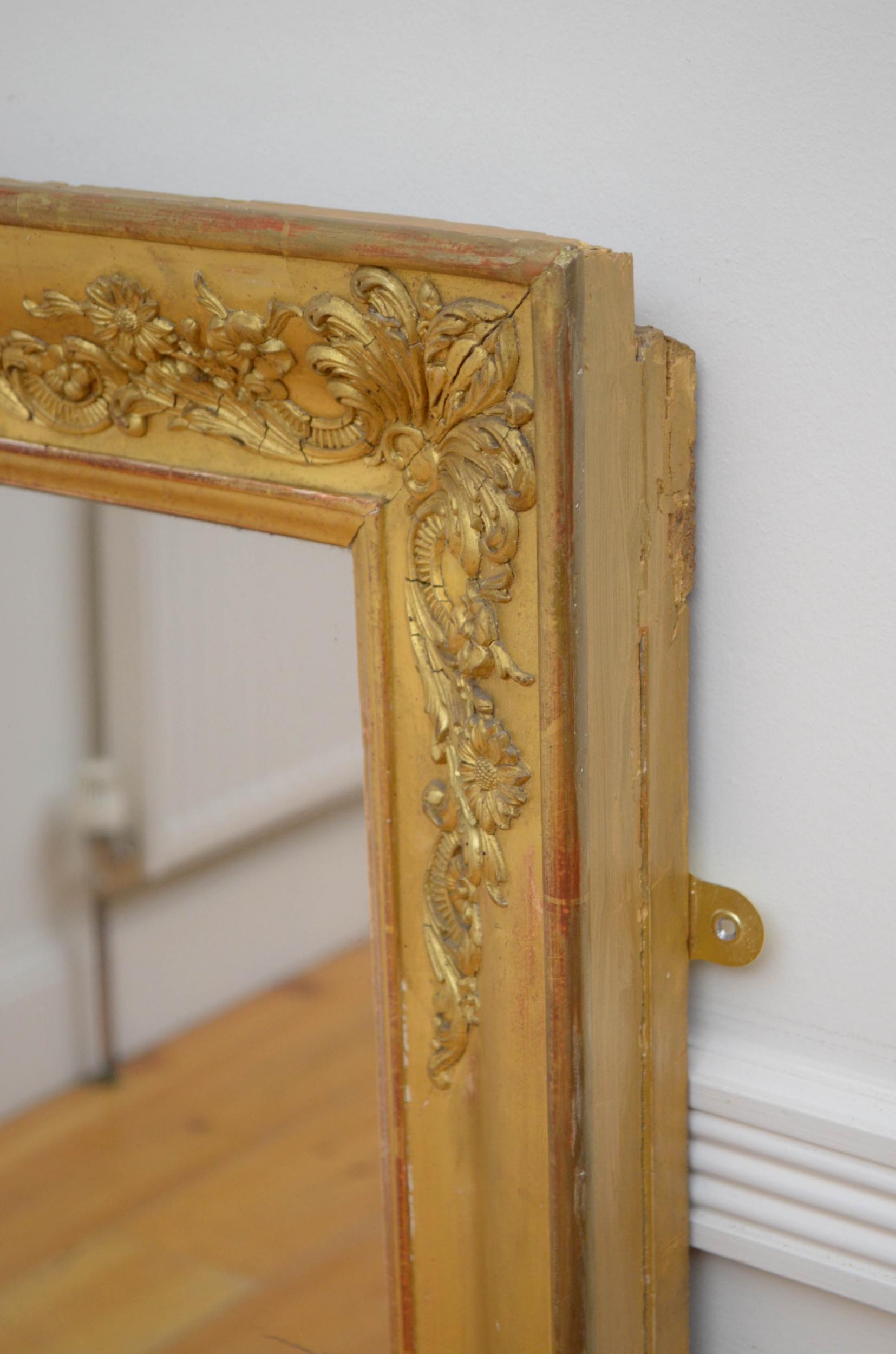 Bois doré Attrayant miroir français en bois doré du 19ème siècle en vente