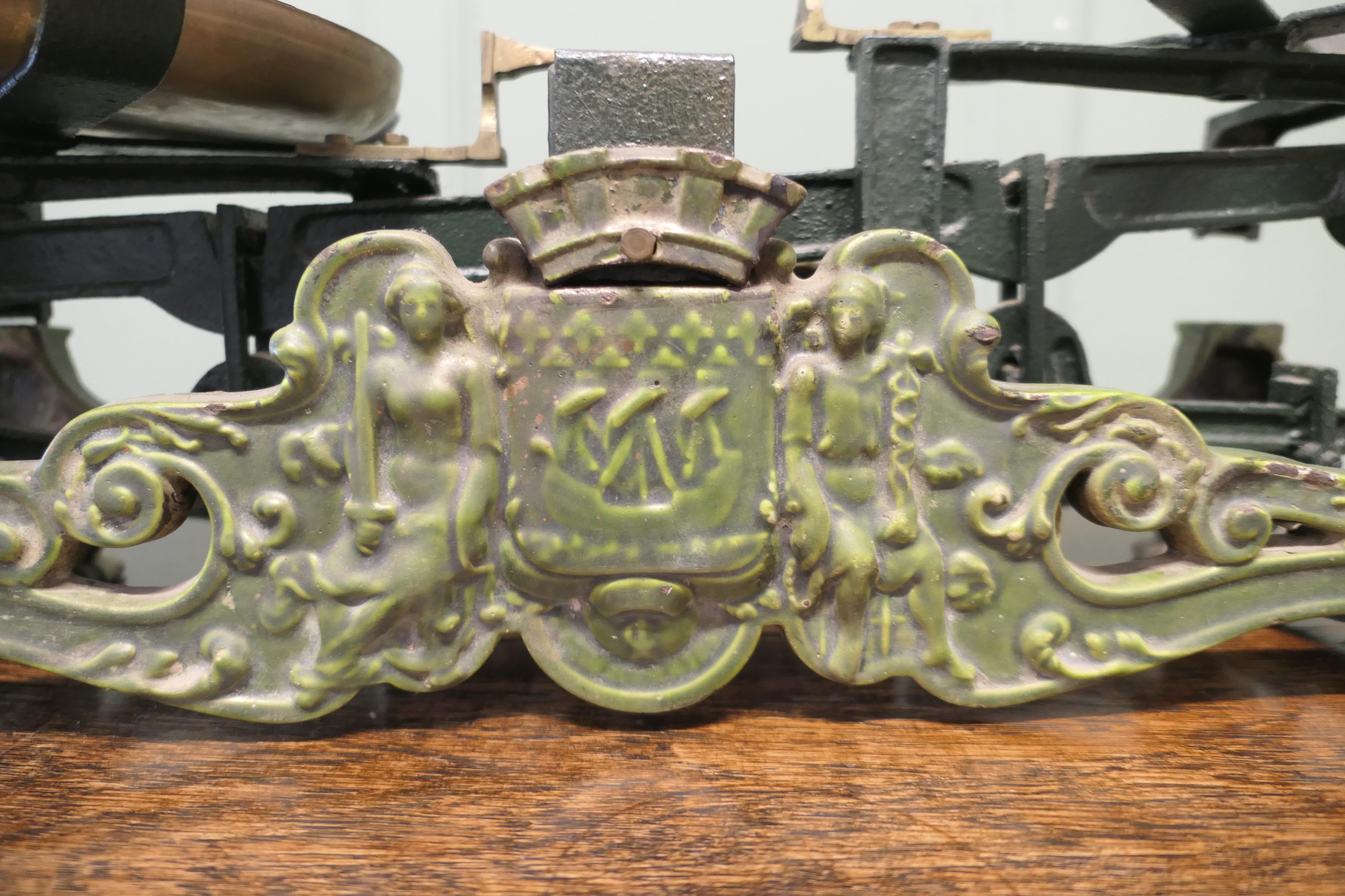Attractive 19th Century French Grocer’s Balance Scales The scale has 2 brass pan In Good Condition For Sale In Godshill, Isle of Wight
