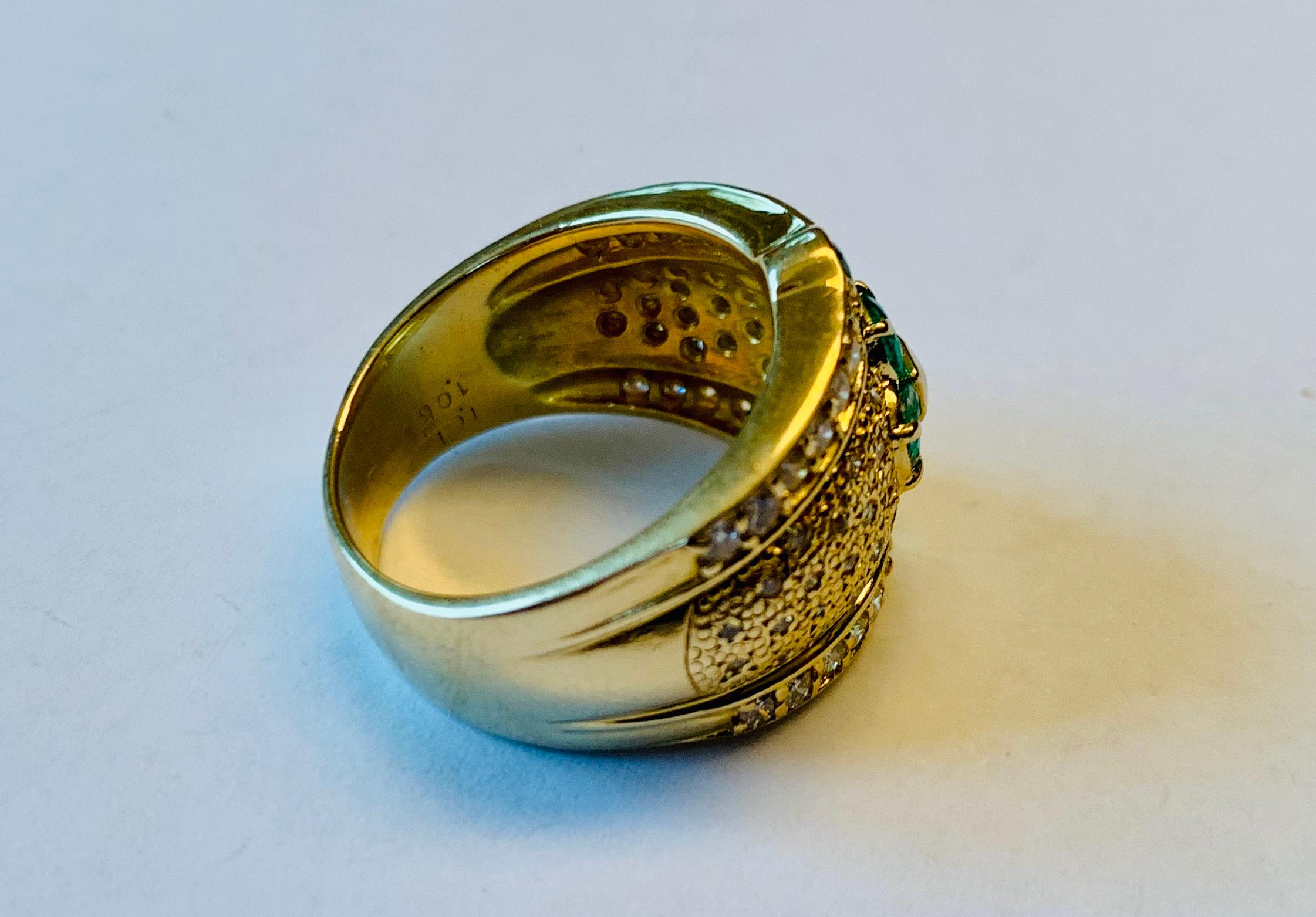 Atractivo e Inusual Anillo de Esmeralda y Diamantes de 18 Quilates Contemporáneo en venta