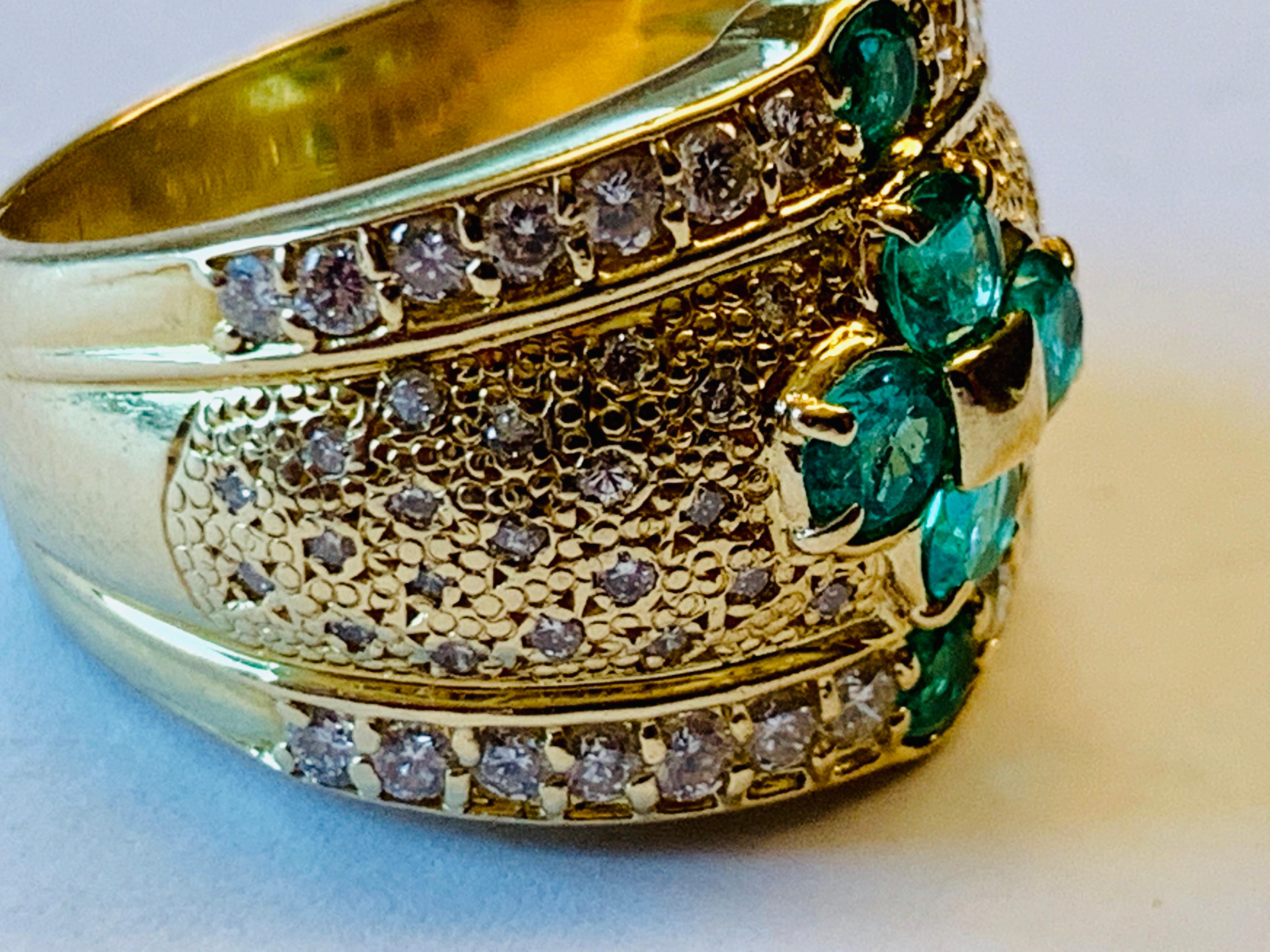 Attractive and Unusual 18 Karat Emerald and Diamond Ring In Good Condition For Sale In Zurich, Zollstrasse