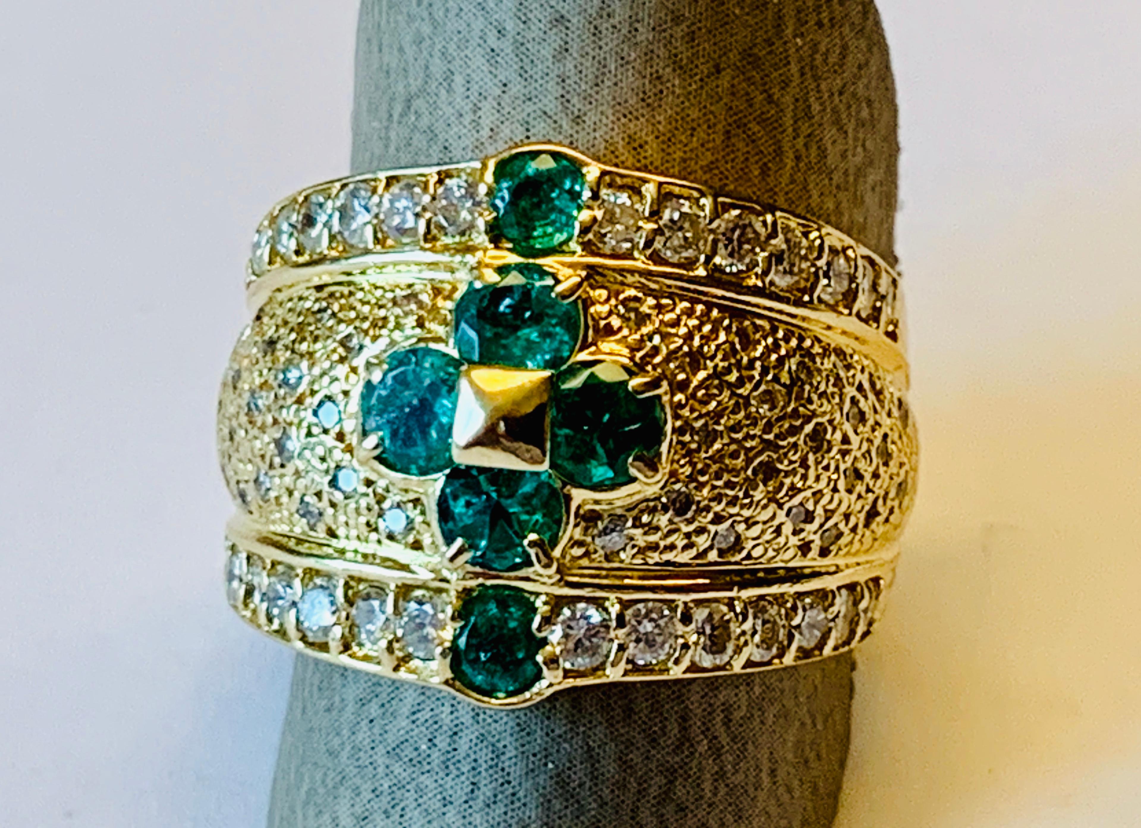 Femenino o masculino Atractivo e Inusual Anillo de Esmeralda y Diamantes de 18 Quilates en venta