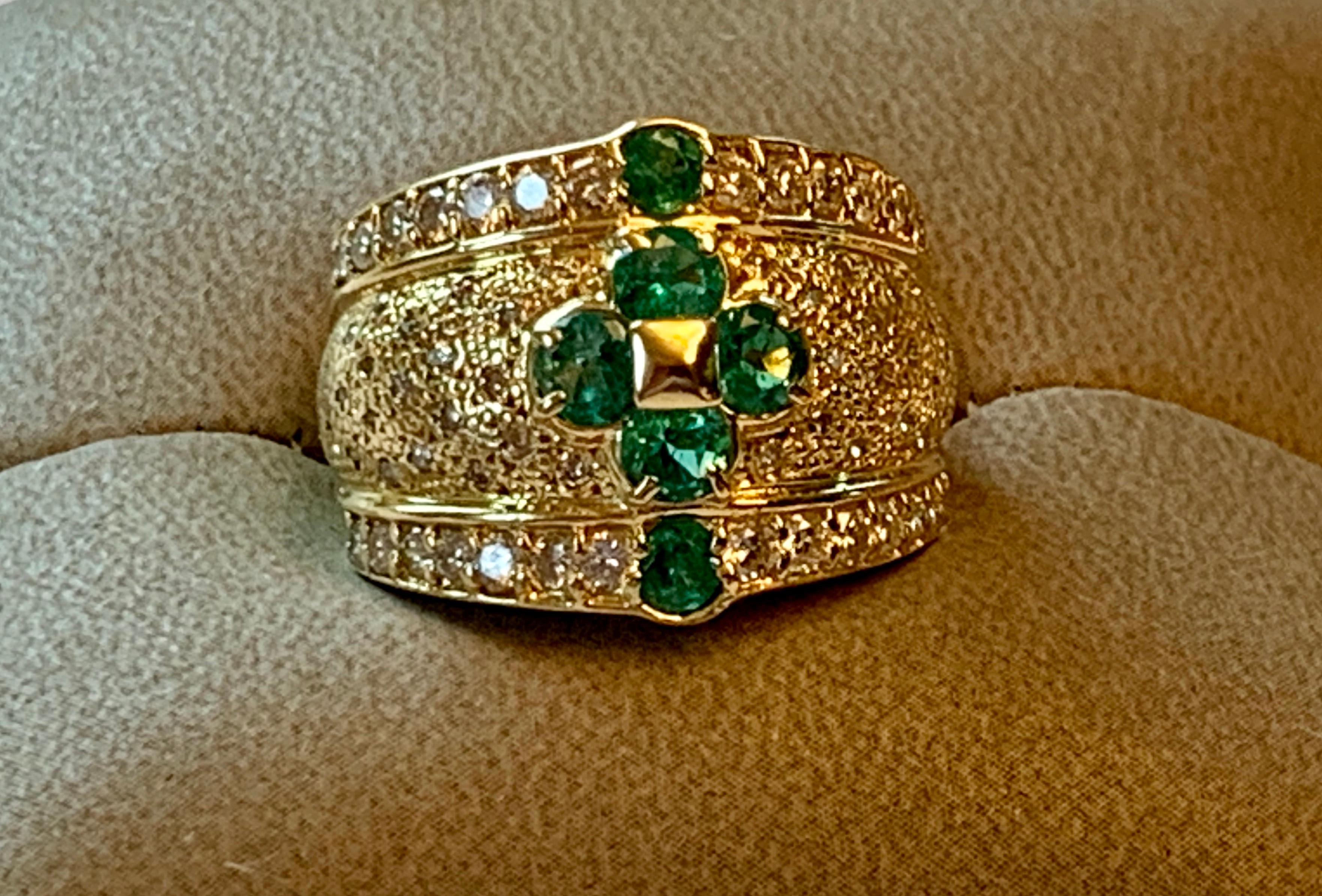 Atractivo e Inusual Anillo de Esmeralda y Diamantes de 18 Quilates en venta 2