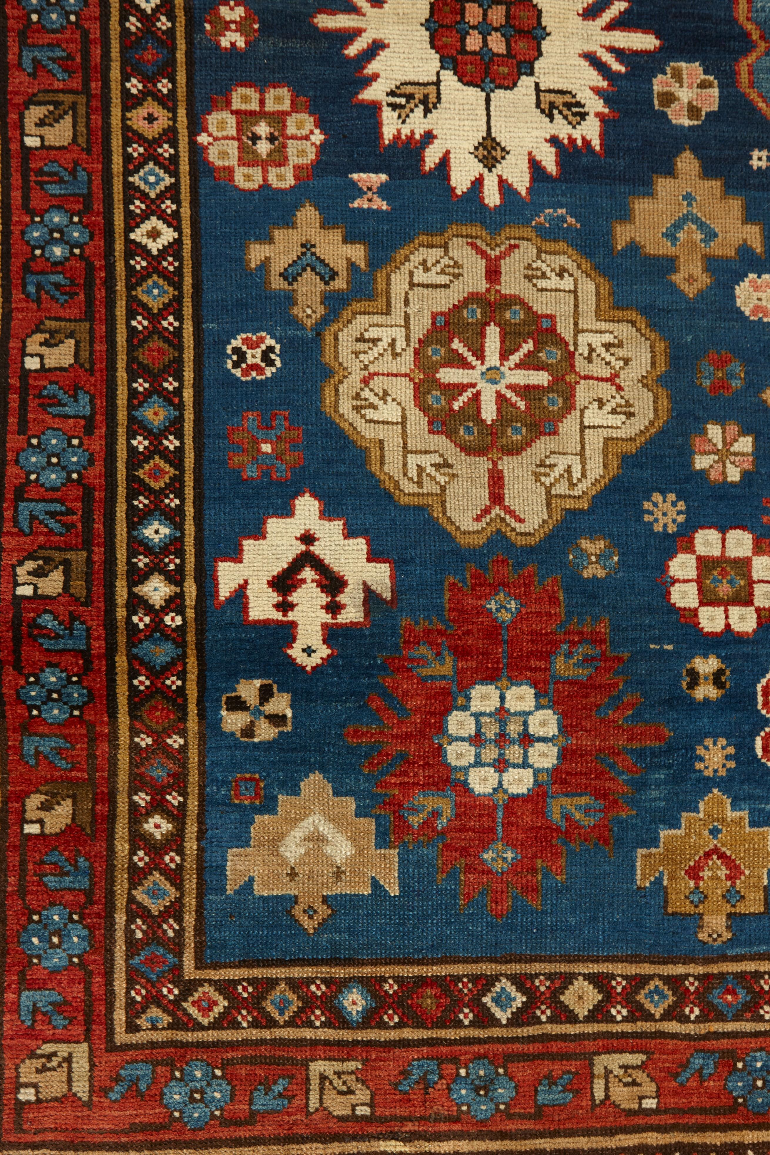 Basati su antichi motivi tribali, disegni geometrici e astrazioni giocose, i tappeti caucasici sono tessuti in contesti tribali da persone di villaggio o nomadi.

I tappeti caucasici sono tessuti in Georgia, Armenia, Azerbaigian e Russia
