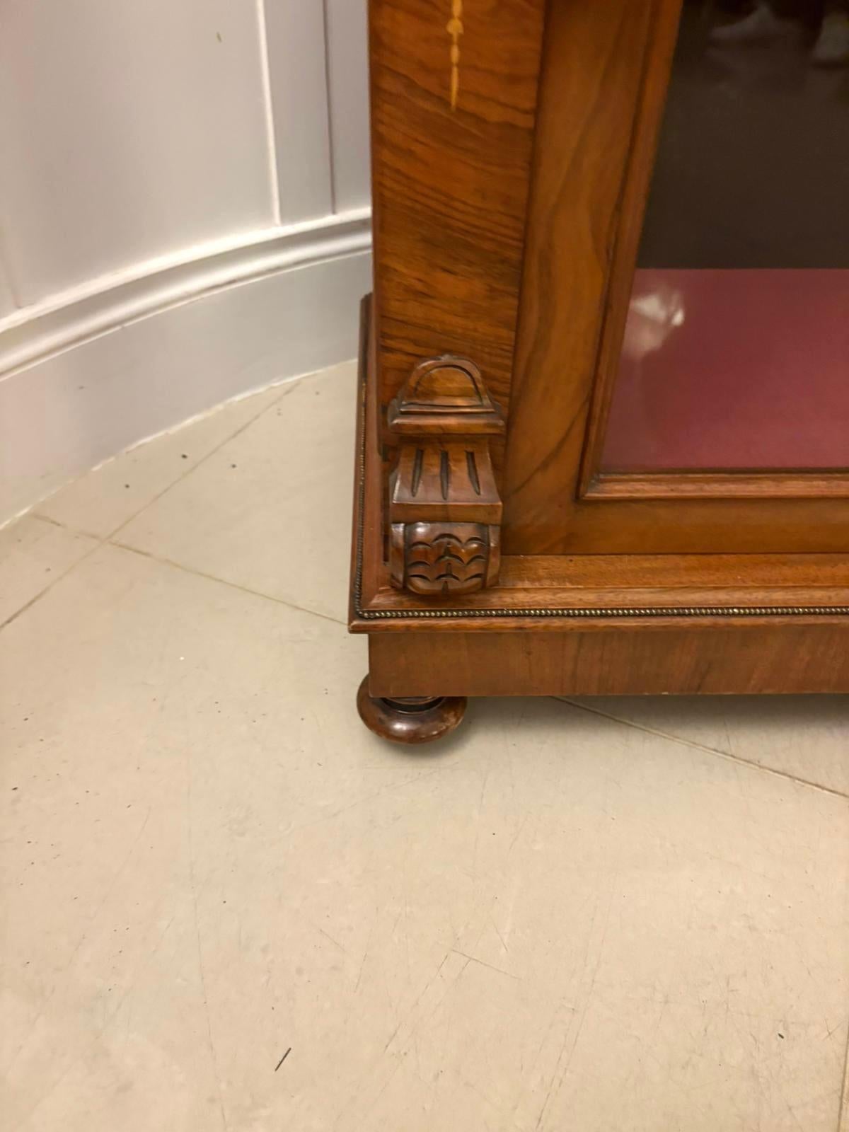 Attrayante ancienne armoire d'appoint / vitrine en acajou marqueté du milieu du 19e siècle en vente 3