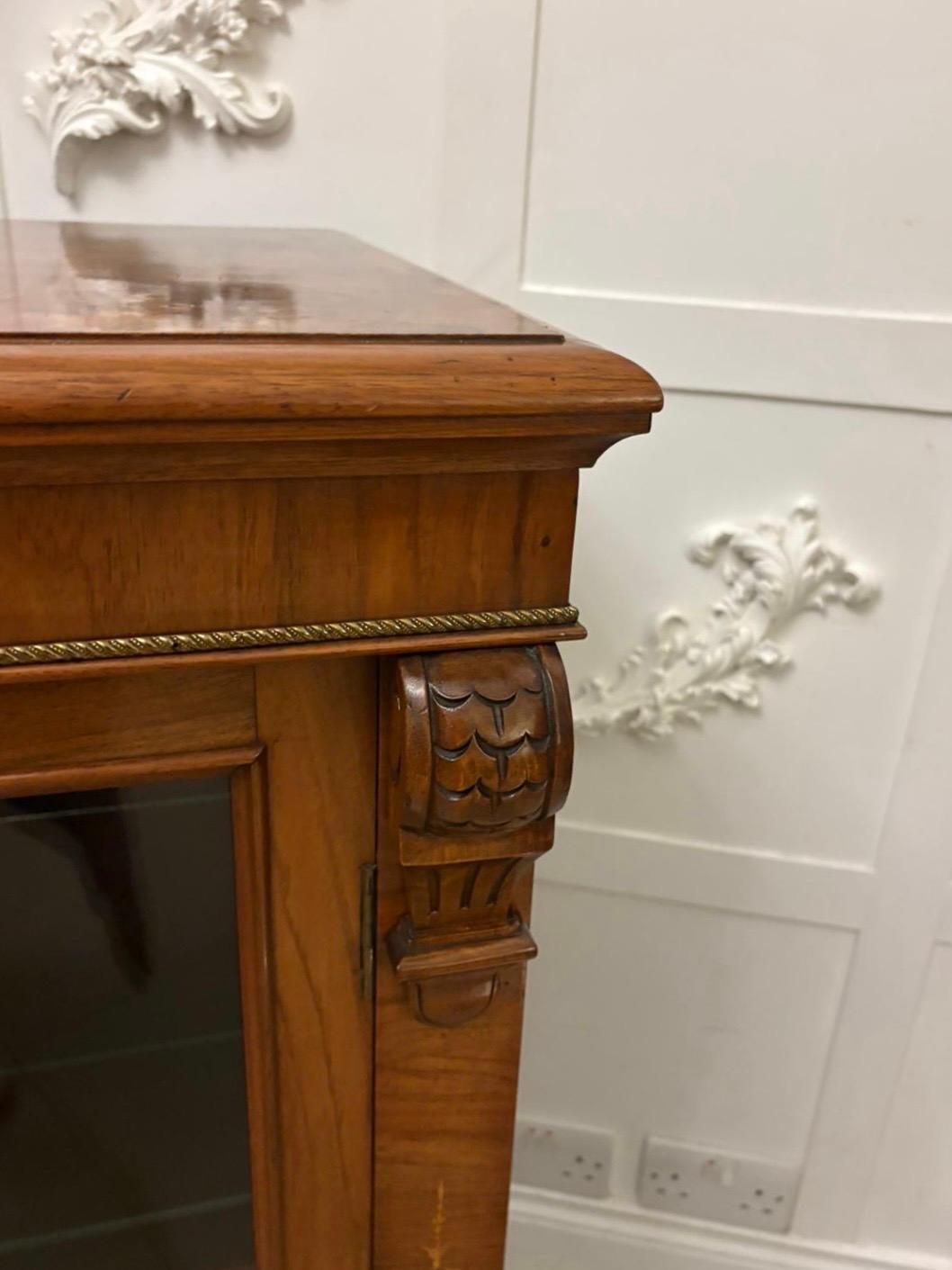 Attrayante ancienne armoire d'appoint / vitrine en acajou marqueté du milieu du 19e siècle en vente 4