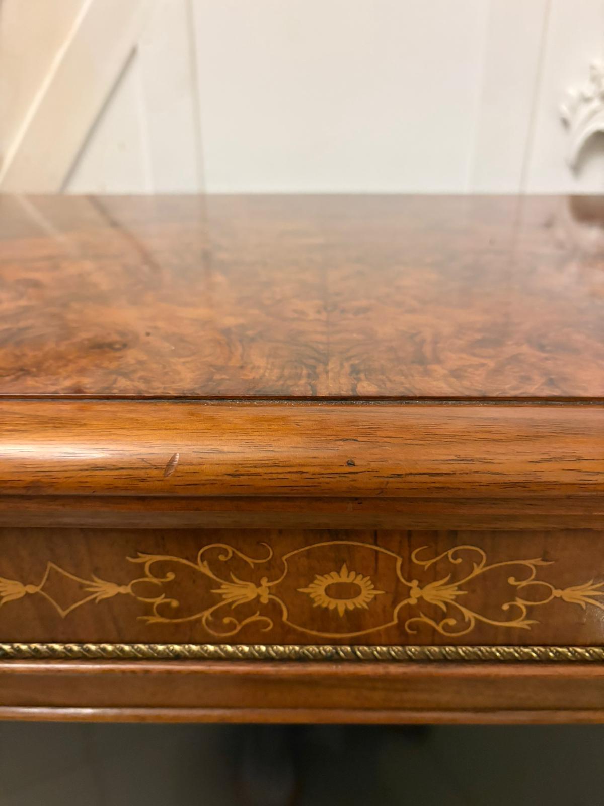 Attrayante ancienne armoire d'appoint / vitrine en acajou marqueté du milieu du 19e siècle en vente 5