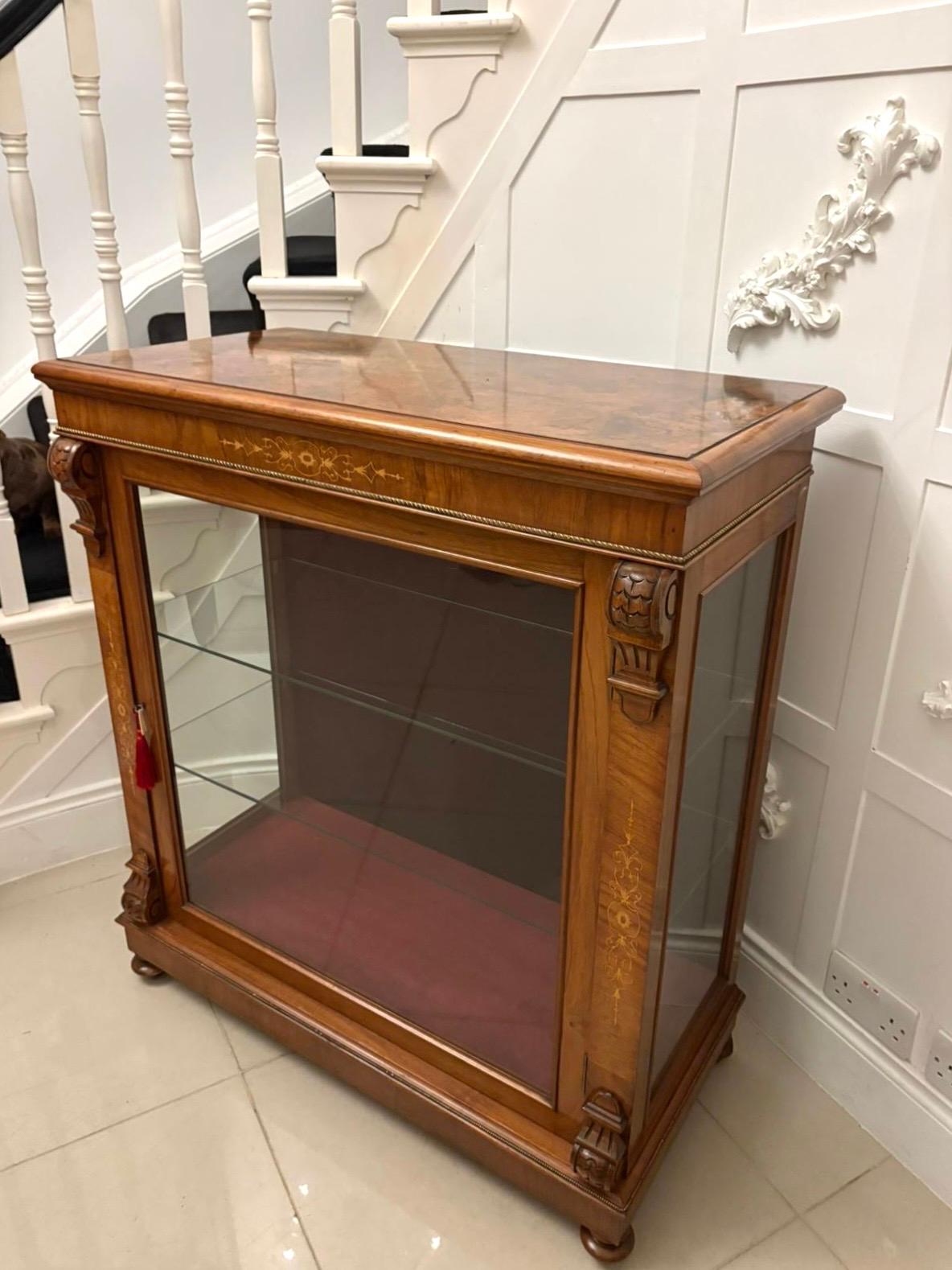 Attrayante ancienne armoire d'appoint / vitrine en acajou marqueté du milieu du 19e siècle en vente 6