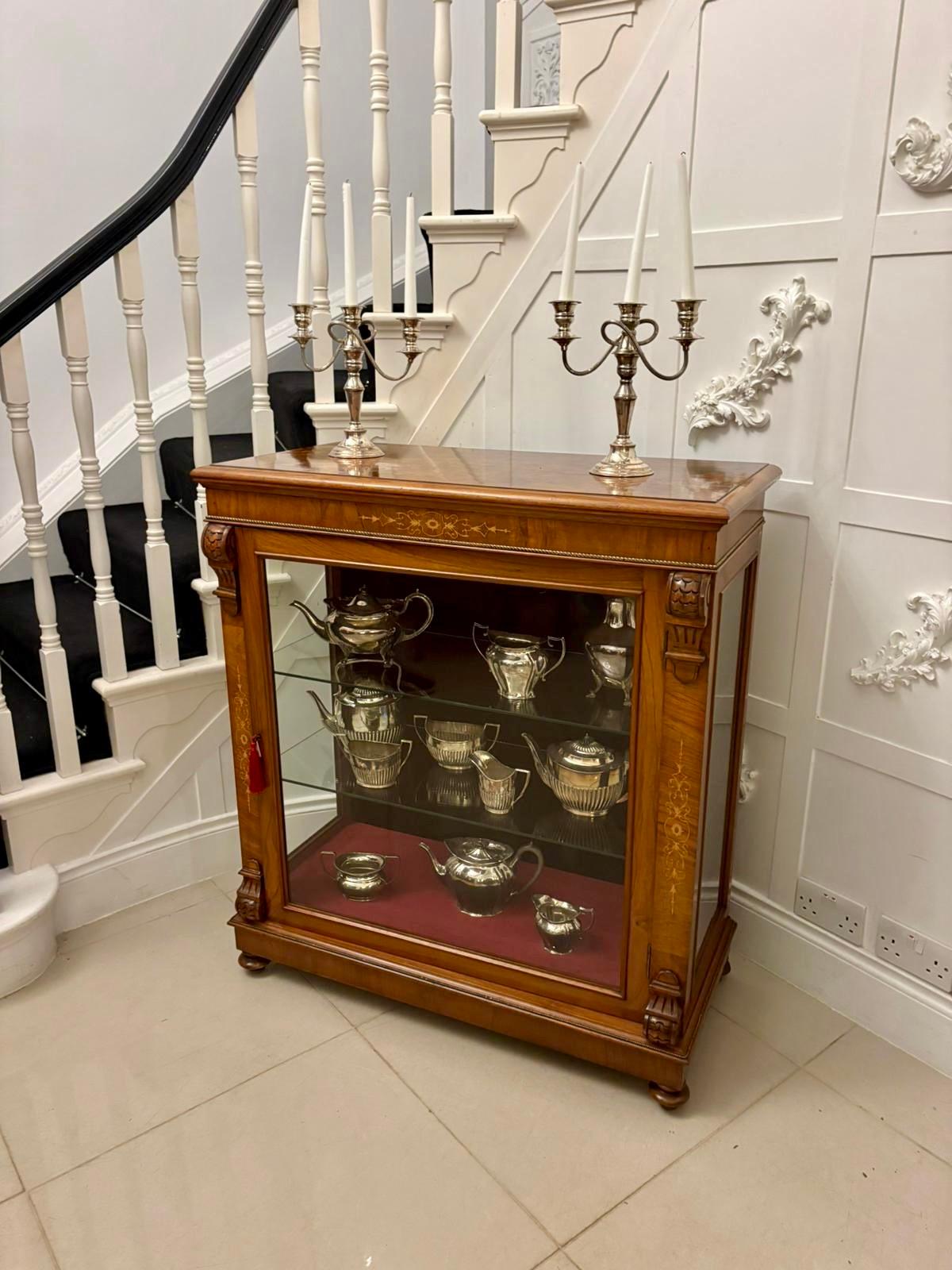 Anglais Attrayante ancienne armoire d'appoint / vitrine en acajou marqueté du milieu du 19e siècle en vente