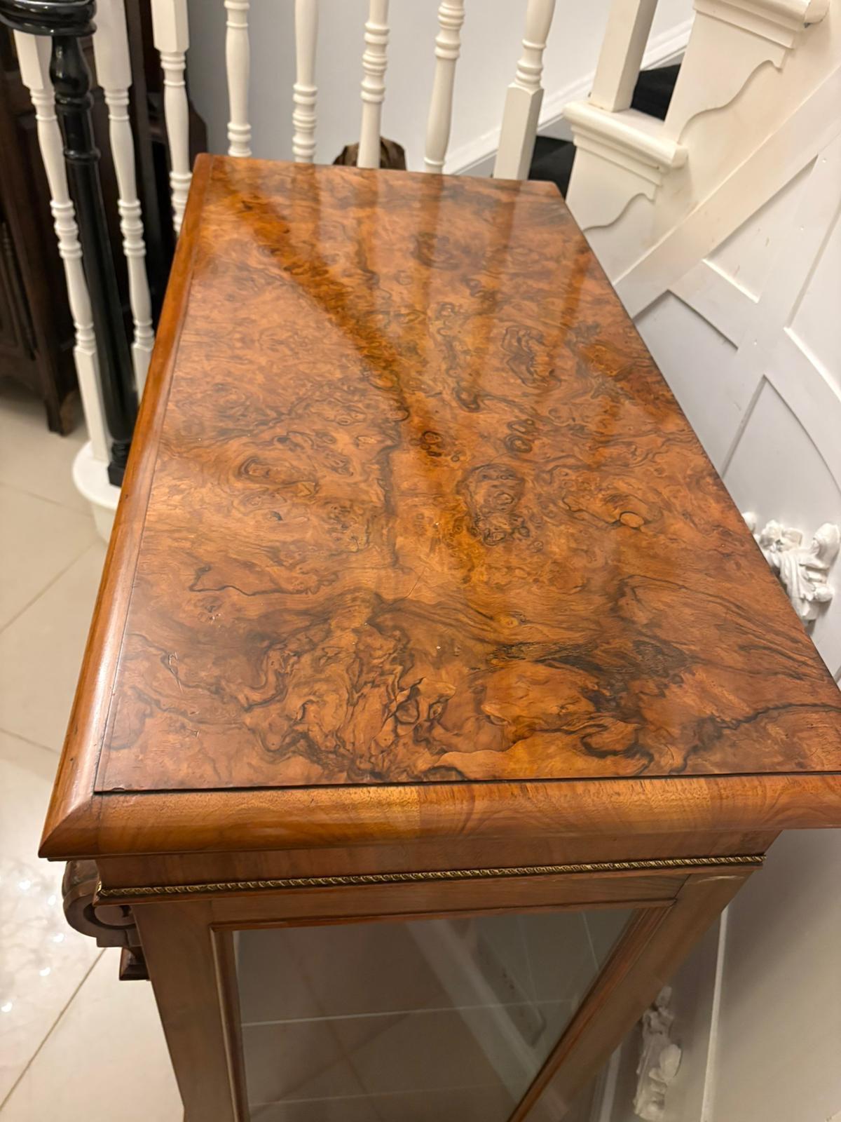 XIXe siècle Attrayante ancienne armoire d'appoint / vitrine en acajou marqueté du milieu du 19e siècle en vente