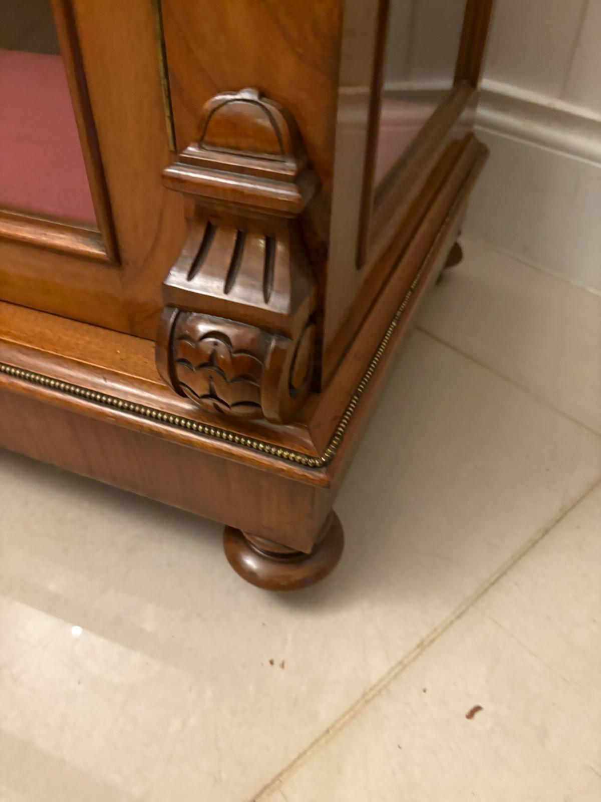 Acajou Attrayante ancienne armoire d'appoint / vitrine en acajou marqueté du milieu du 19e siècle en vente