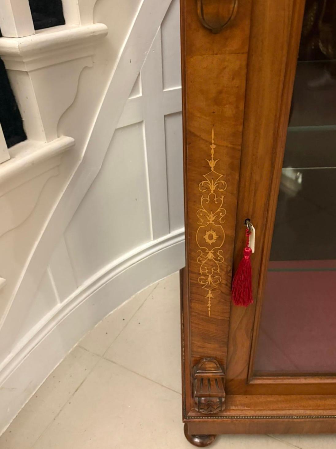 Attrayante ancienne armoire d'appoint / vitrine en acajou marqueté du milieu du 19e siècle en vente 2