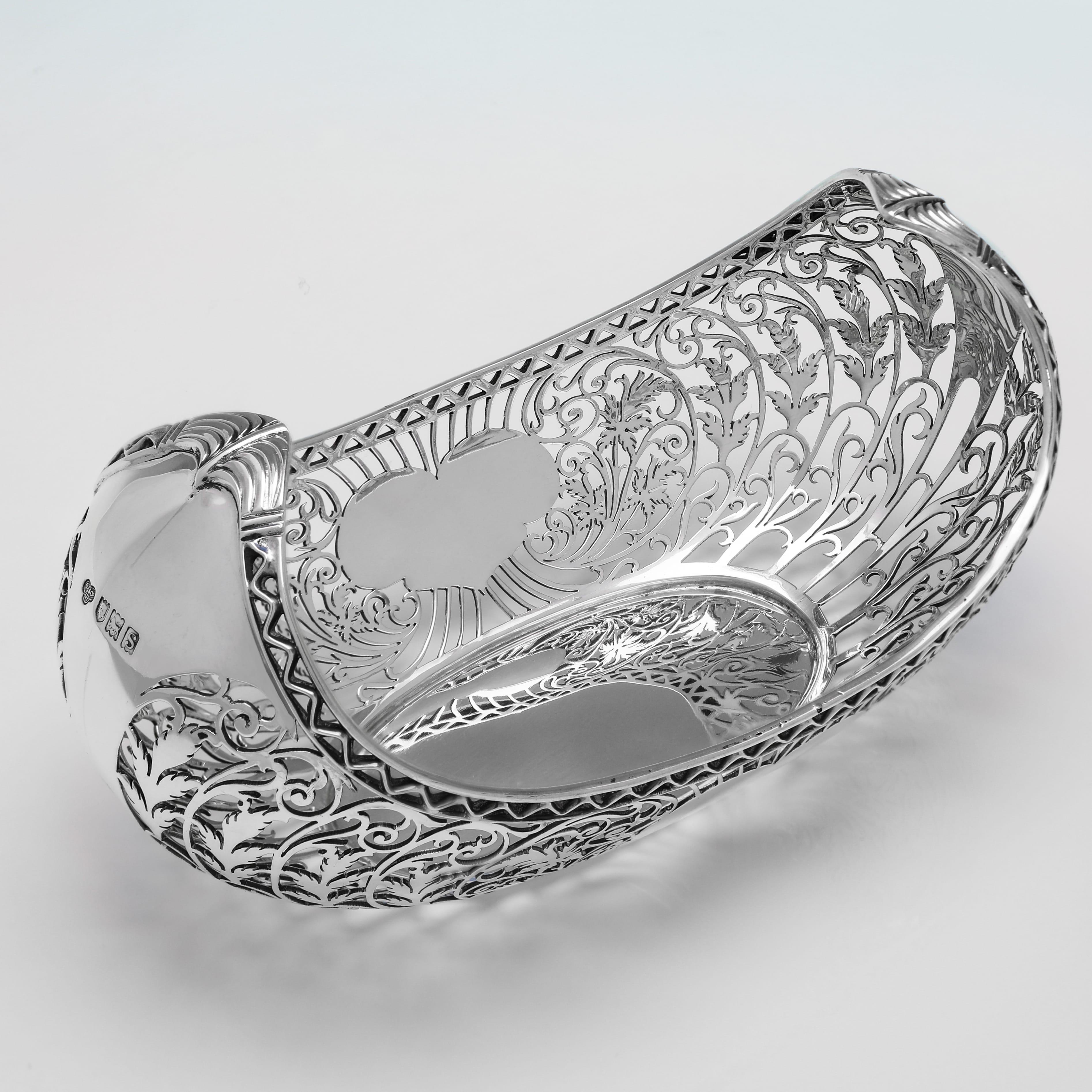 English Attractive antique pierced sterling silver dish made in London in 1913 For Sale