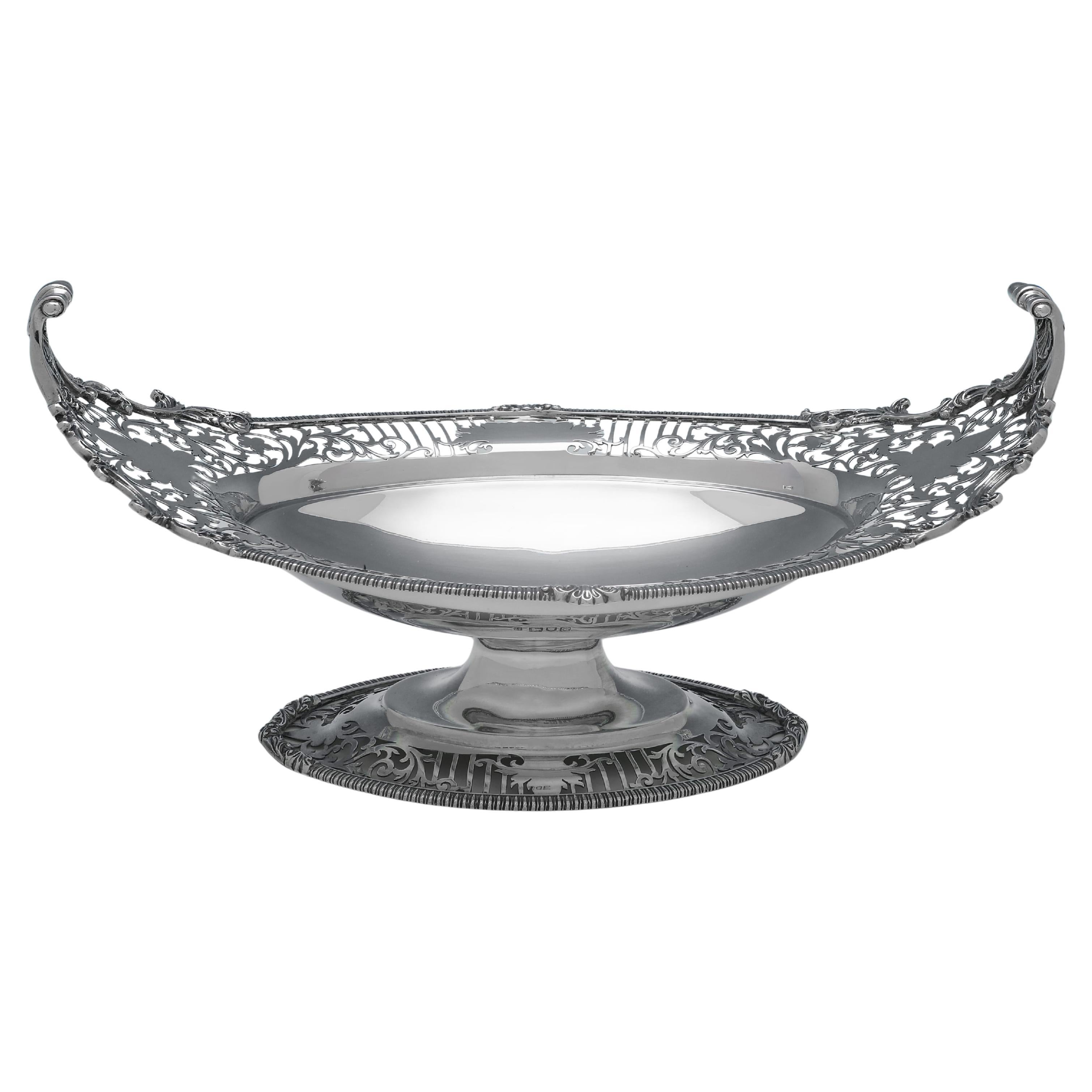 Marcada en Londres en 1913 por Jackson & Fullerton, esta atractiva fuente de plata de ley antigua de la época de Jorge V presenta una decoración calada en el cuerpo, un borde de gallones y detalles fundidos y aplicados en los laterales. El plato