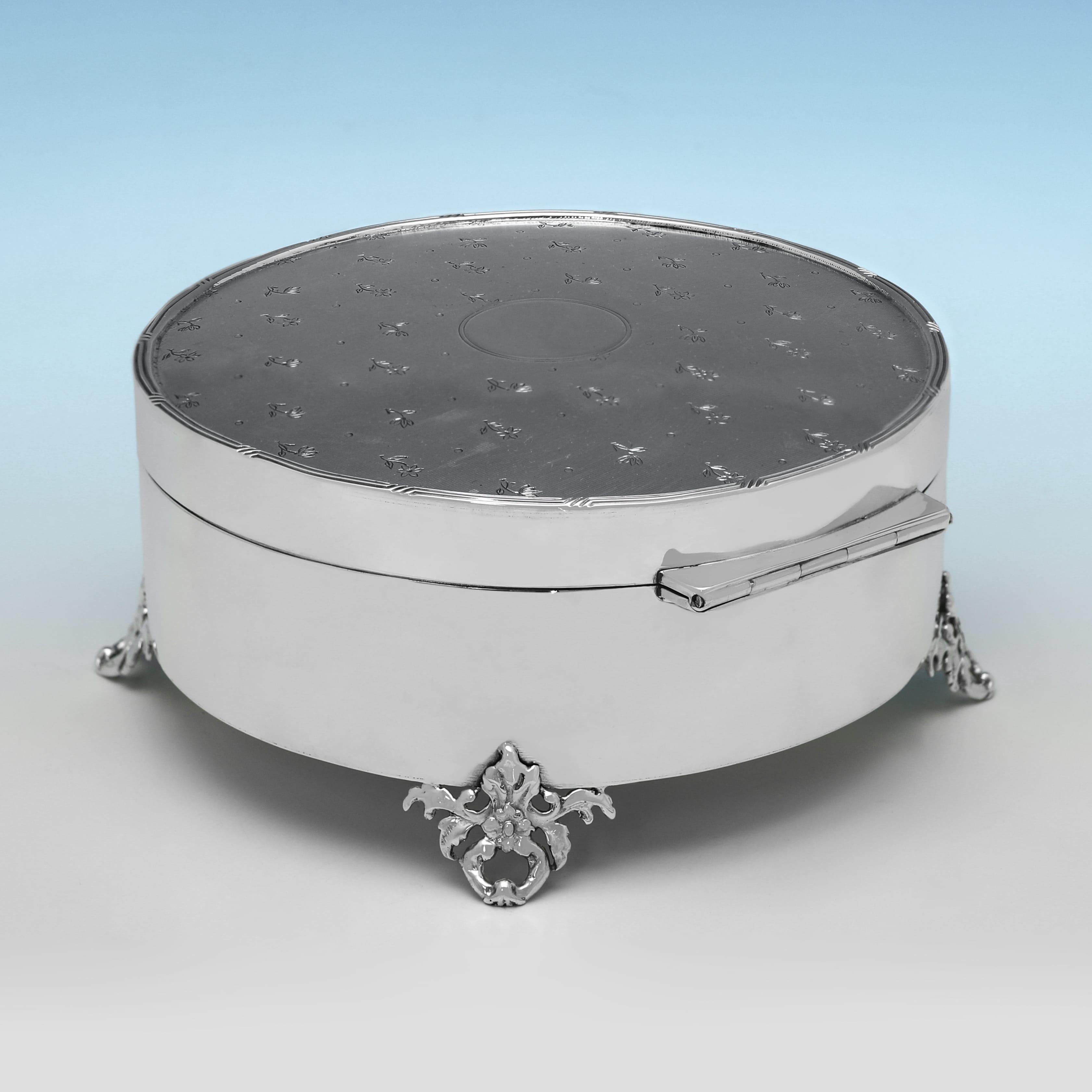 Matriculado en Birmingham en 1910 por E. S. Barnsley & Co., este atractivo joyero antiguo de plata de ley de la época de Jorge V tiene forma redonda, con decoración torneada en la tapa que representa líneas, círculos y flores, y un interior sin