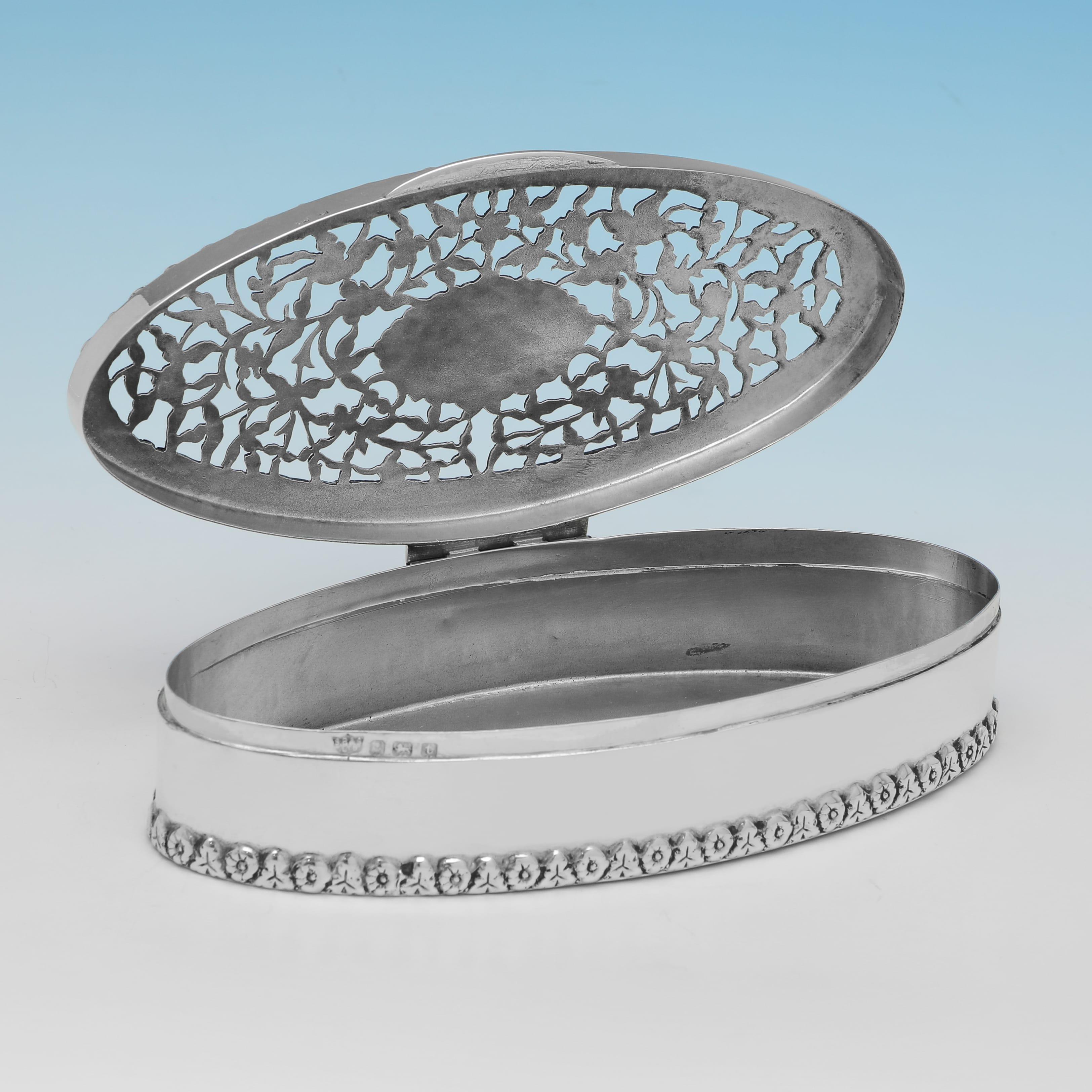 Atractivo joyero antiguo de plata de ley con tapa perforada fabricado en 1918 Art Nouveau en venta