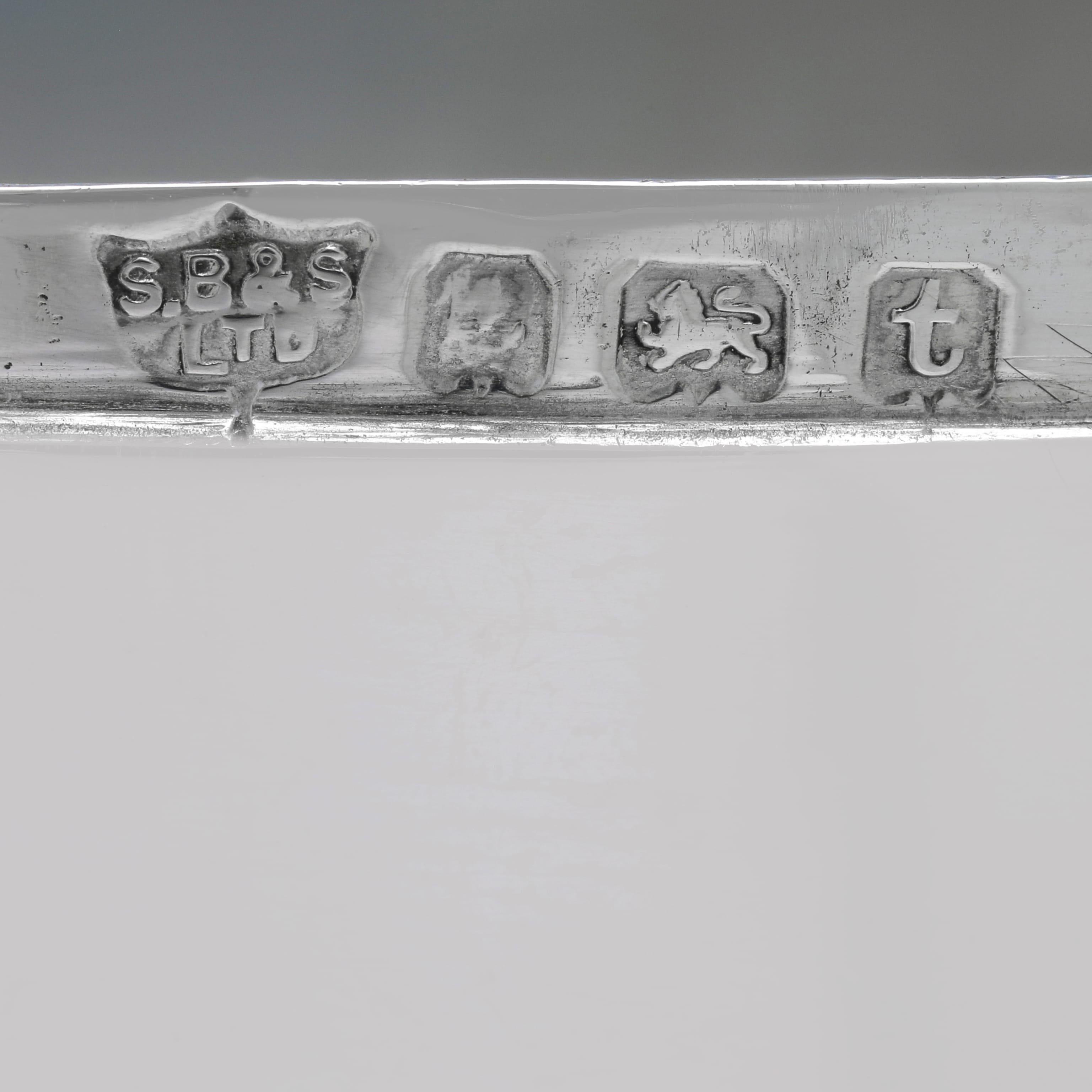 Atractivo joyero antiguo de plata de ley con tapa perforada fabricado en 1918 en Bueno estado para la venta en London, London
