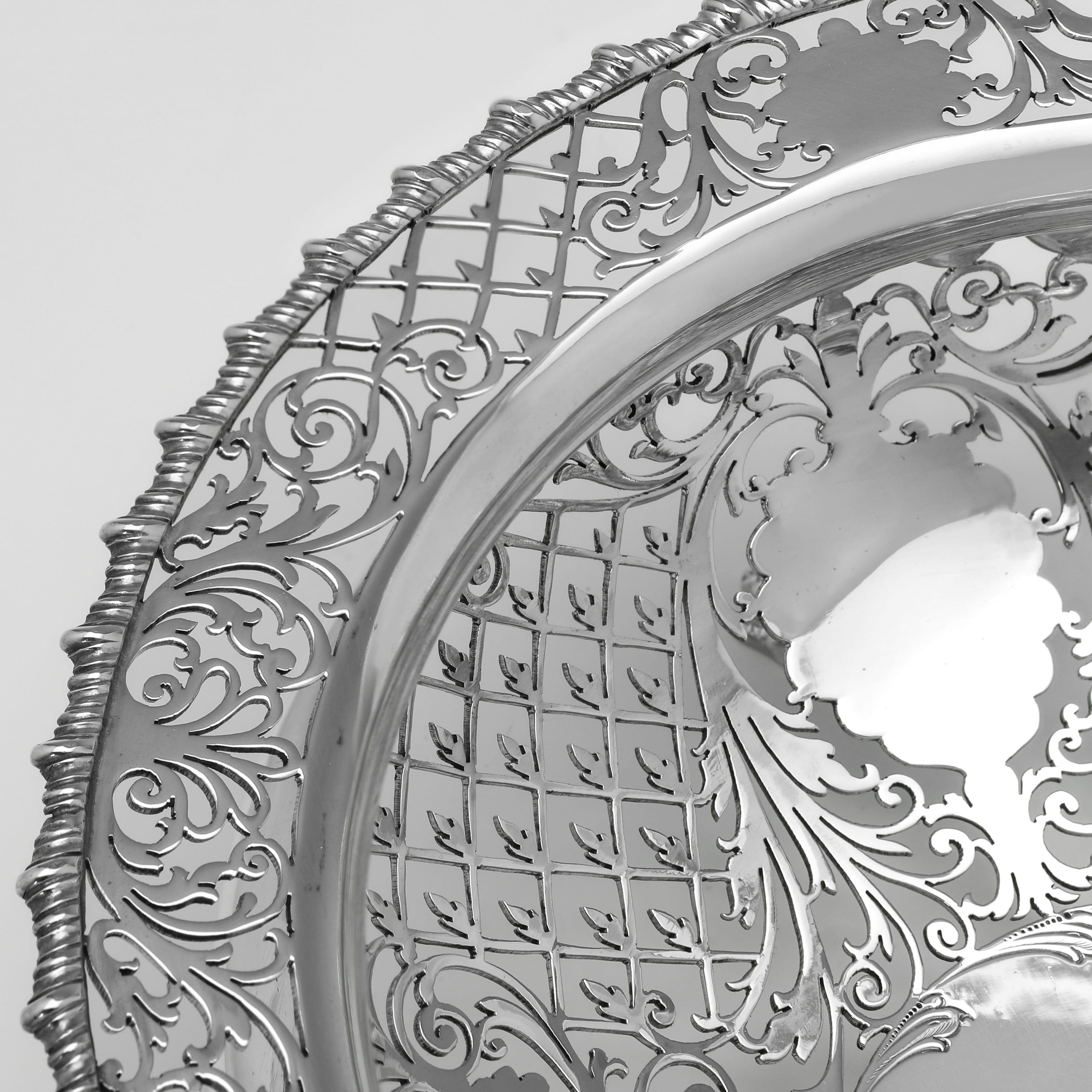 Attractive antique sterling silver pierced dish by James Dixon & Sons - 1915 In Good Condition For Sale In London, London
