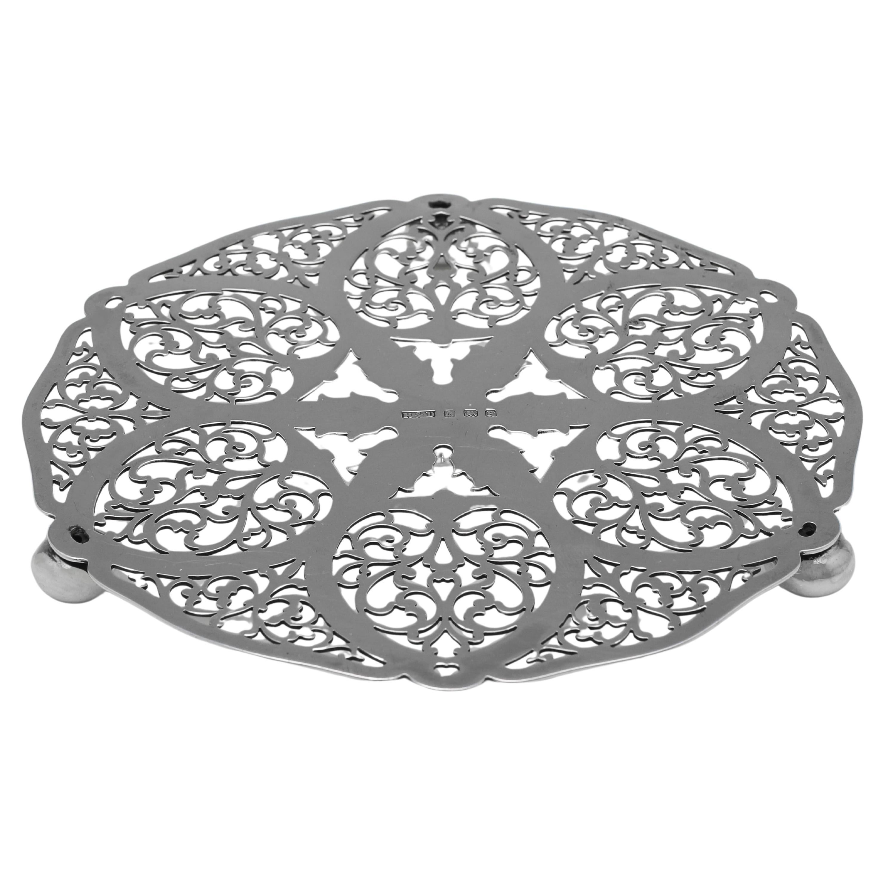 Attractive art deco period sterling silver trivet made in 1930