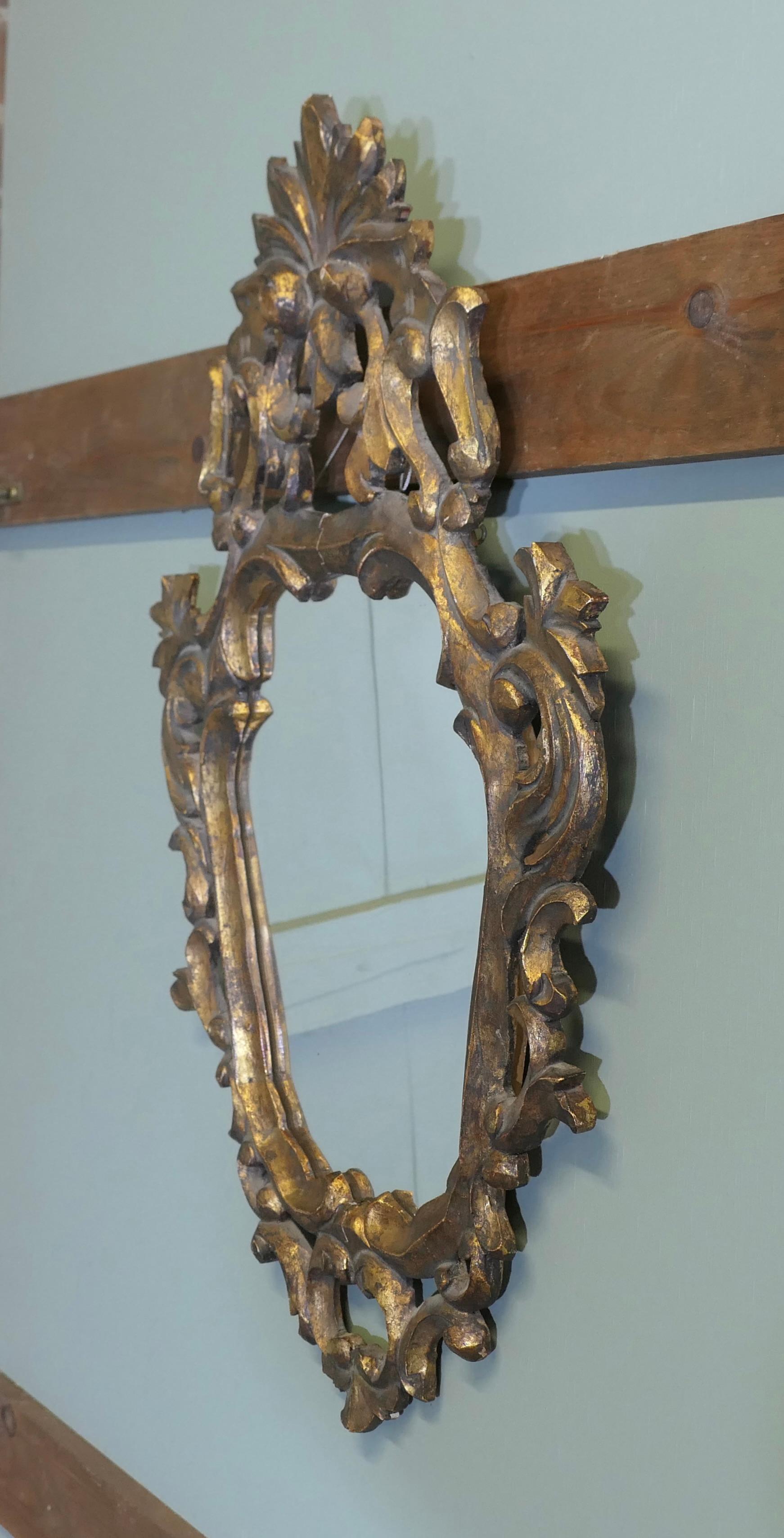 Attractive Baroque Style Small Gilt Wall Mirror Fines del siglo XIX en venta