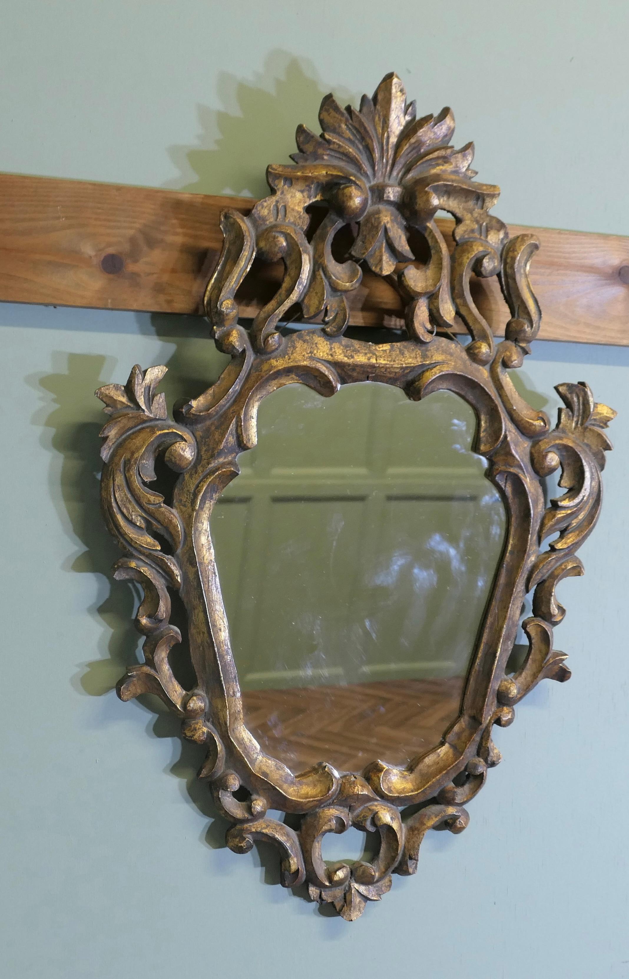 Attractive Baroque Style Small Gilt Wall Mirror Madera dorada en venta