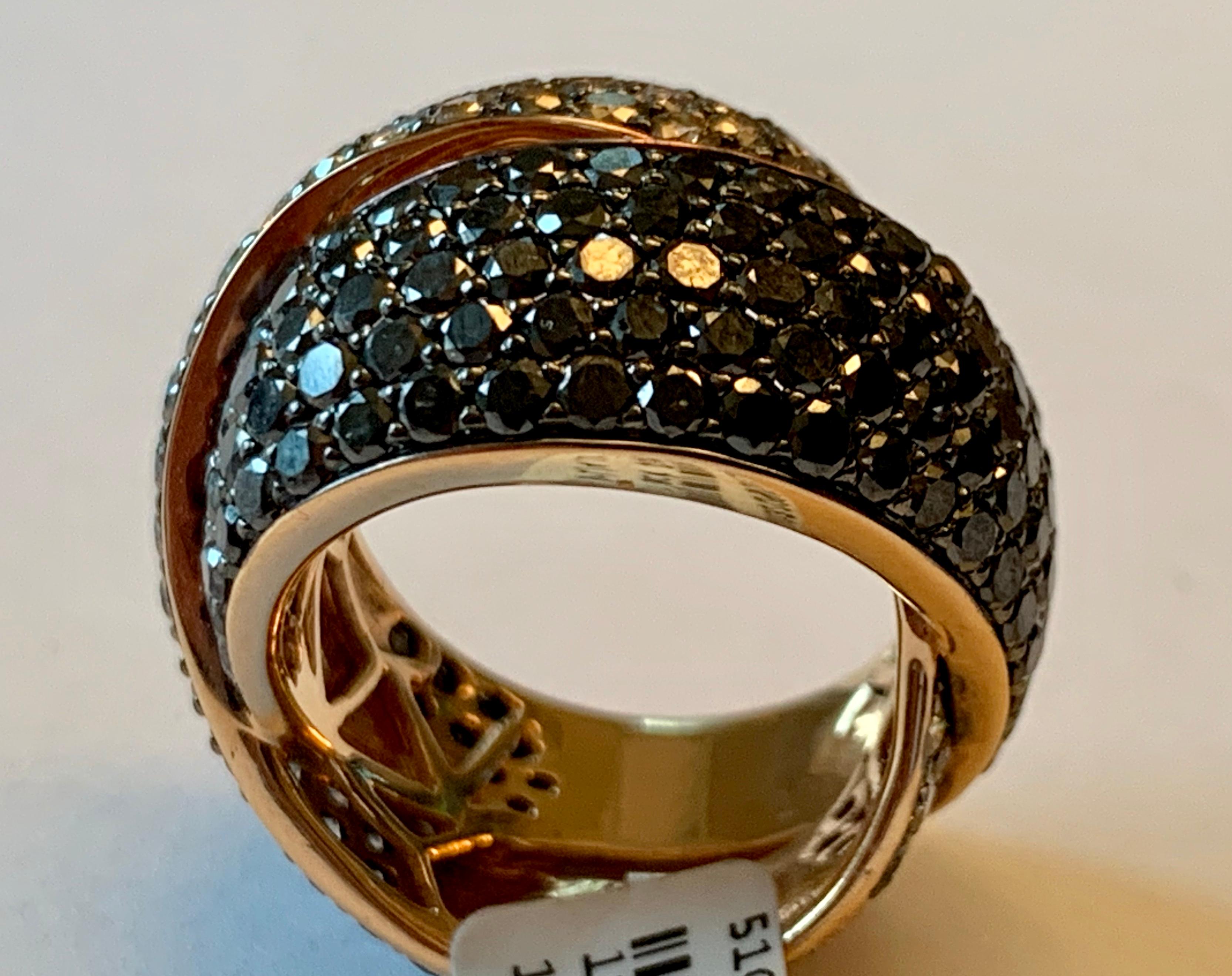 Attractive Black and Champagne Diamond Crossover Ring in 18 Karat Rose Gold In New Condition In Zurich, Zollstrasse