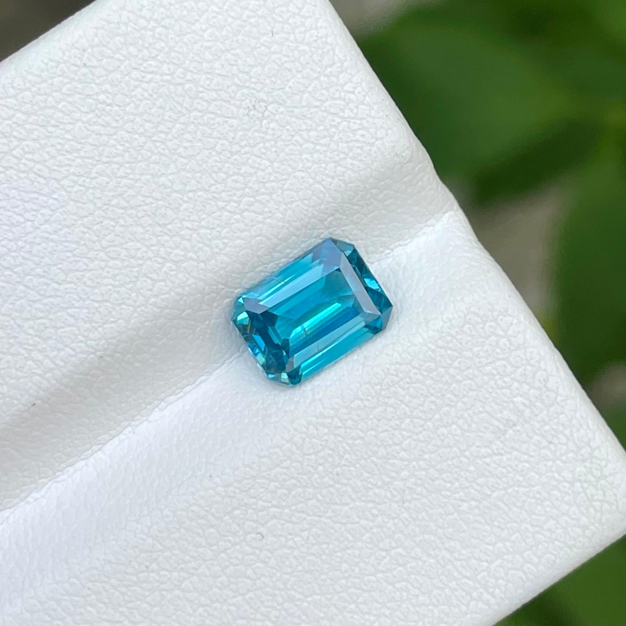 Attraktiver blauer Zirkon 2,50 Karat Smaragdschliff Natürlicher loser kambodschanischer Edelstein (Moderne)