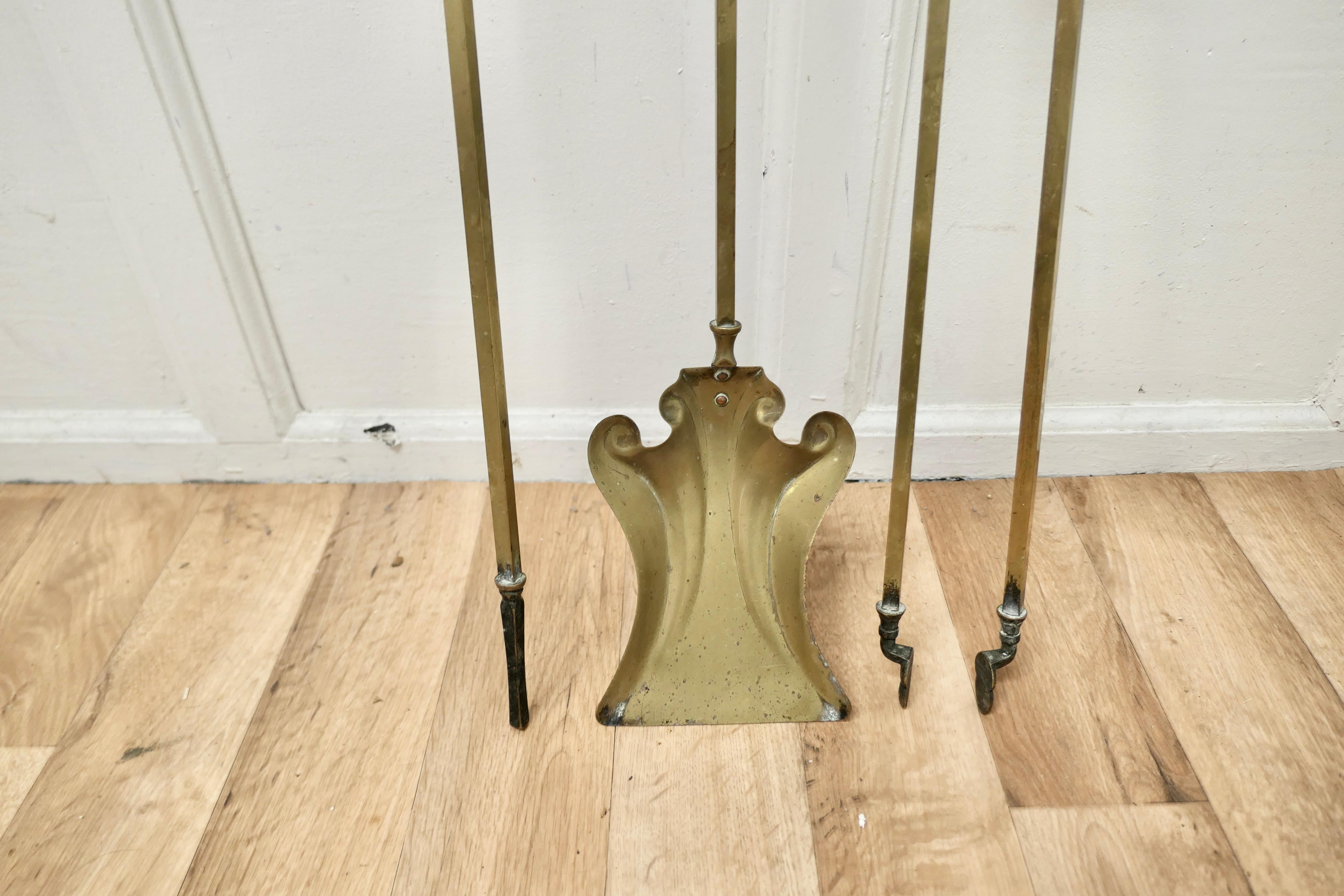 Attractive Brass Fireside Companion Set, Fireside Tools In Good Condition For Sale In Chillerton, Isle of Wight