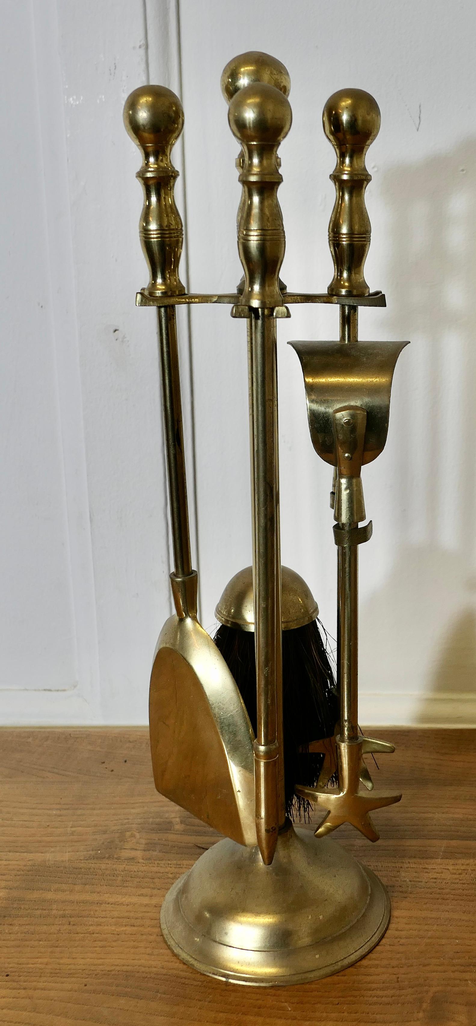 Attractive Brass Fireside Companion Set, Fireside Tools    In Good Condition For Sale In Chillerton, Isle of Wight