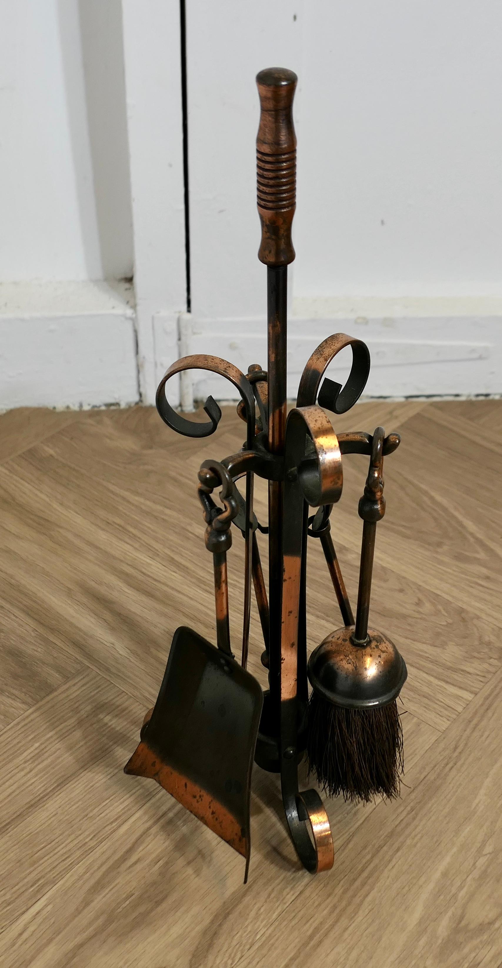 Attraente set in ottone per il caminetto, strumenti per il caminetto In condizioni buone in vendita a Godshill, Isle of Wight