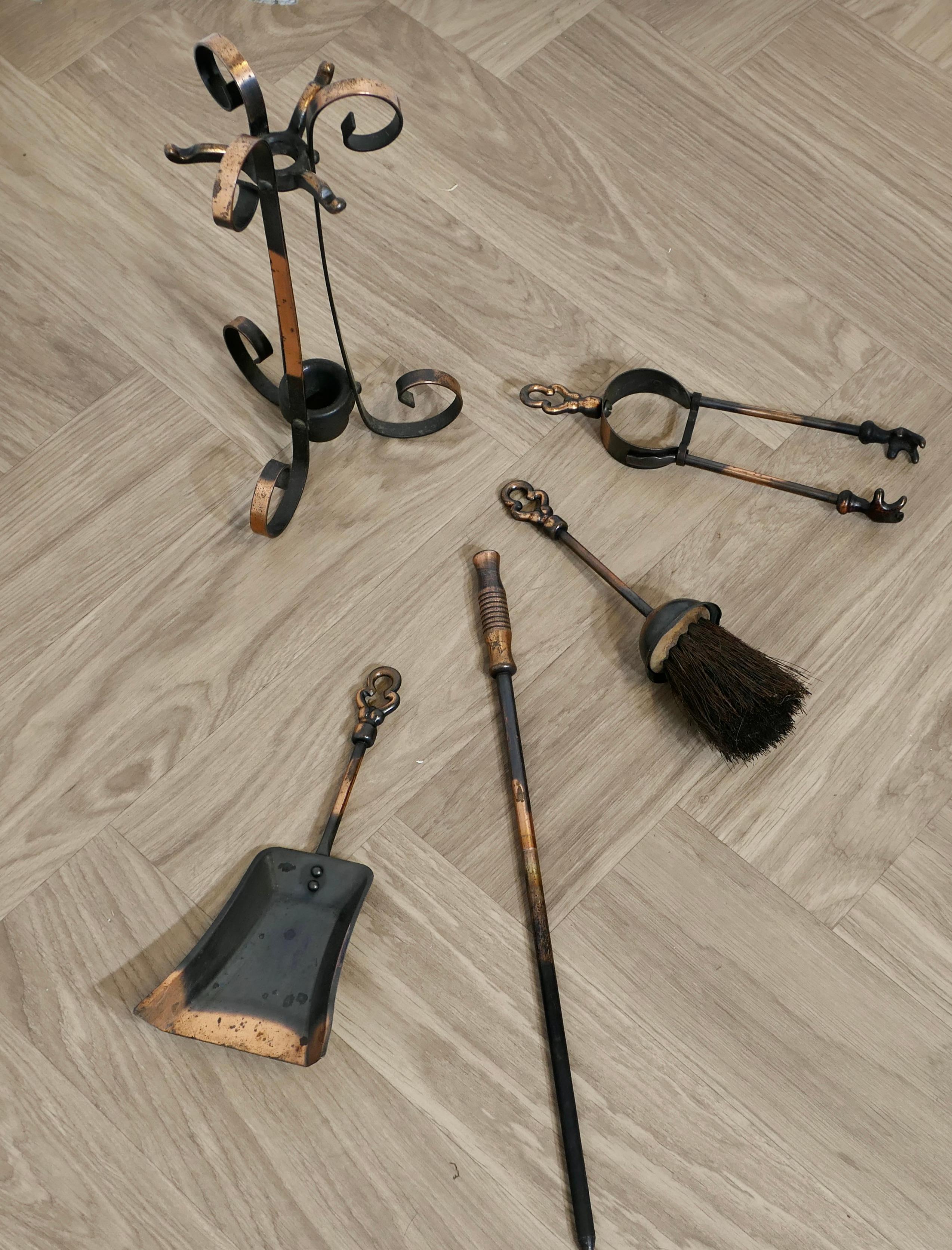 Metà XX secolo Attraente set in ottone per il caminetto, strumenti per il caminetto in vendita
