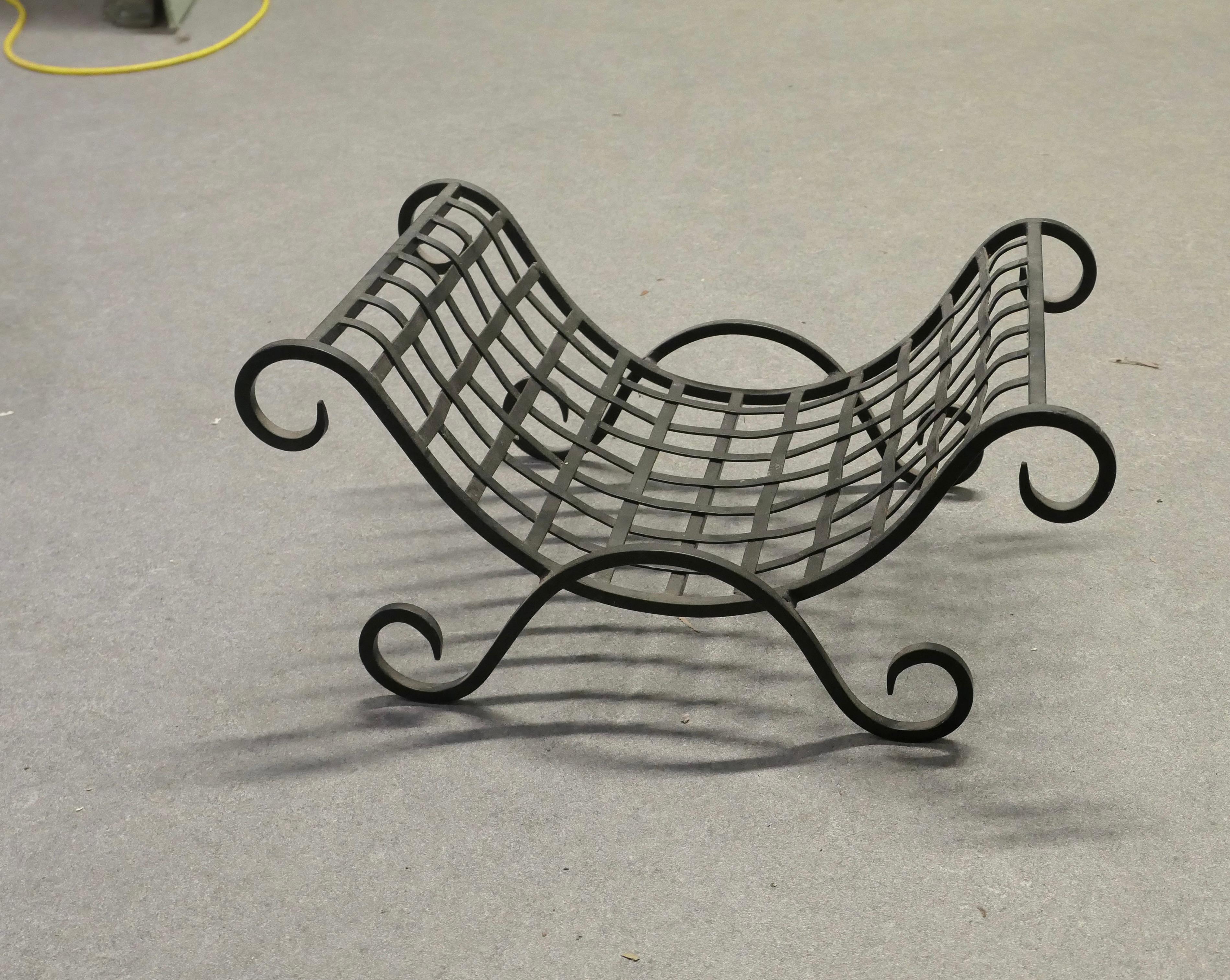 Attraente portatronchi in ghisa 

Si tratta di un grande pezzo, realizzato in ferro e curvato per contenere i tronchi, poggia su piedi arricciati e ha dei riccioli nella parte superiore
Il trasportatore è in buone condizioni, è lungo 21