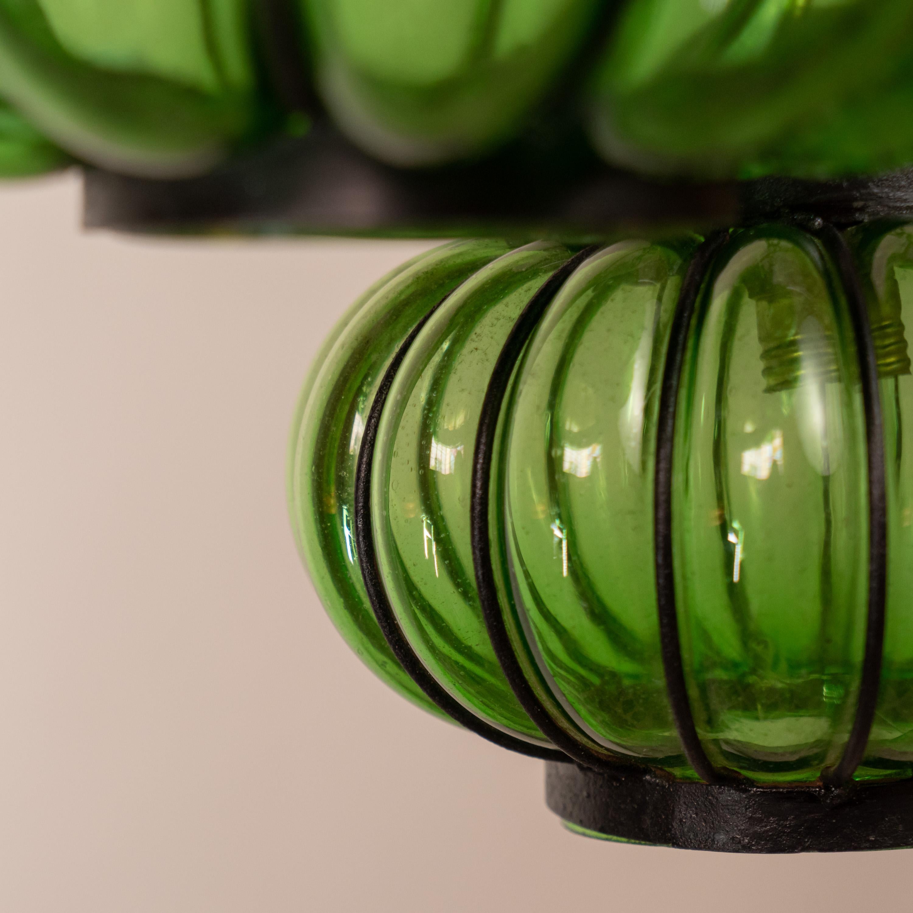Attraktiver Kronleuchter mit drei hafermehlförmigen Schirmen aus grünem Glas von Feders (Geblasenes Glas) im Angebot