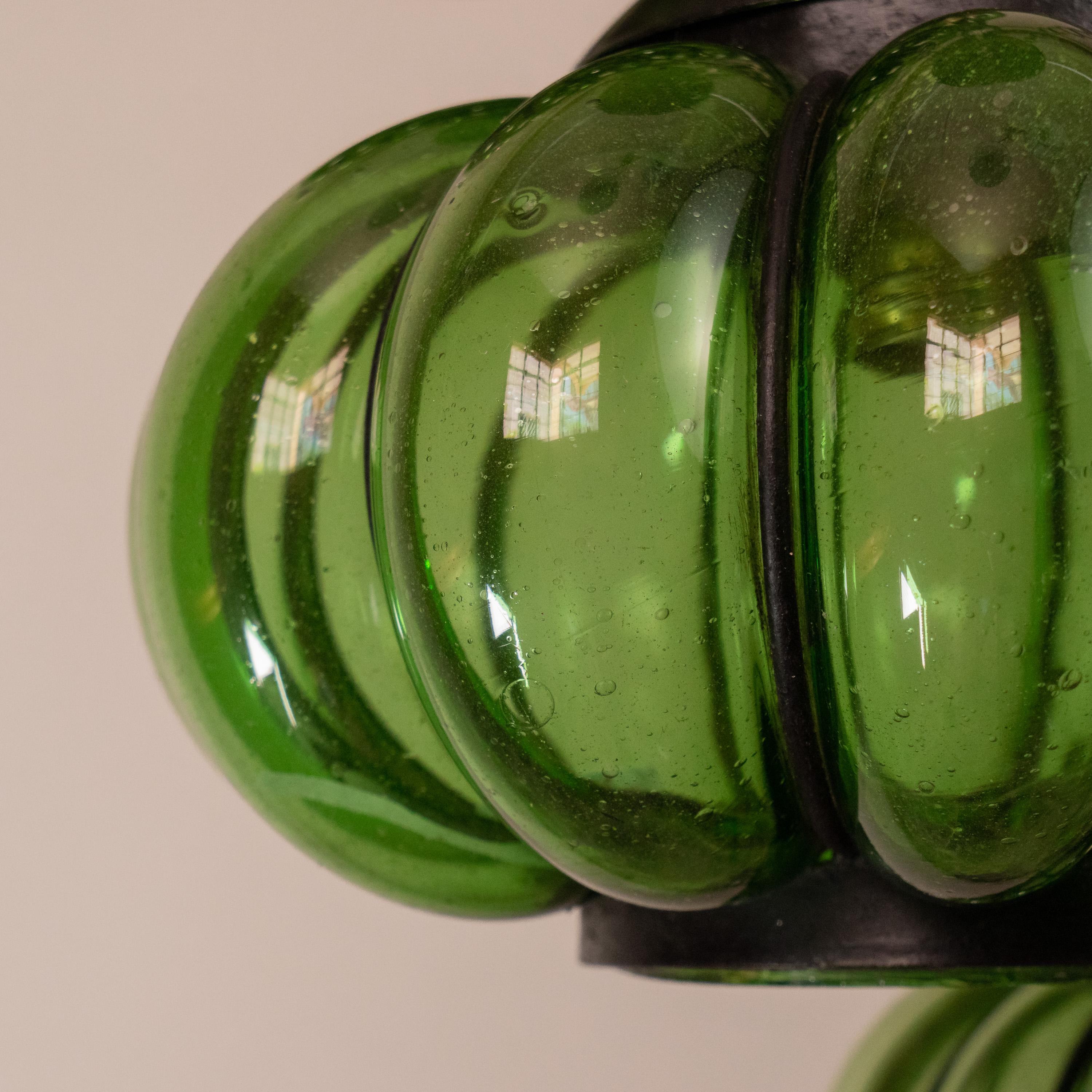 Attraktiver Kronleuchter mit drei hafermehlförmigen Schirmen aus grünem Glas von Feders im Angebot 1