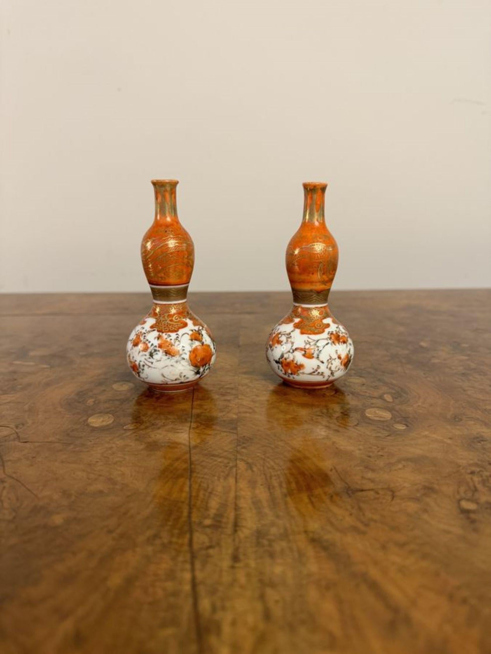 Interessante collezione di sei antichi vasi giapponesi a forma di Kutani, composta da due coppie di vasi a forma di bottiglia e due vasi singoli, con decorazioni di qualità decorate con fiori, uccelli, foglie, alberi e figure dipinte a mano nei