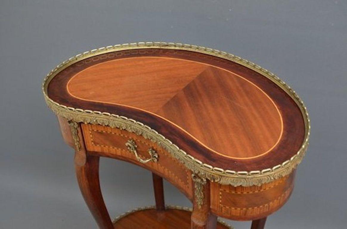 Attractive table d'appoint continentale Excellent état - En vente à Whaley Bridge, GB