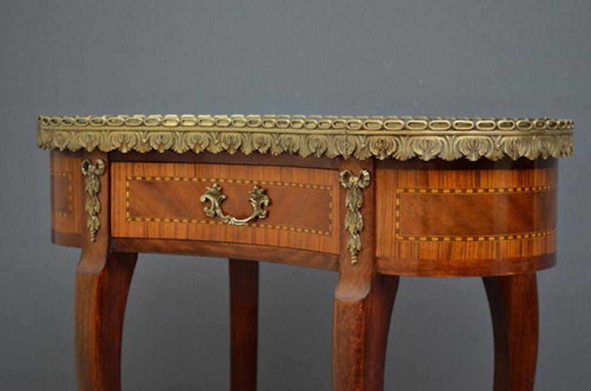 20ième siècle Attractive table d'appoint continentale en vente