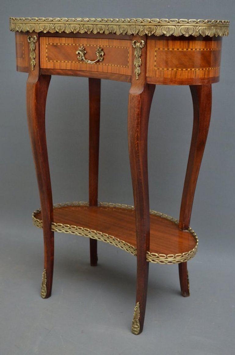 Acajou Attractive table d'appoint continentale en vente