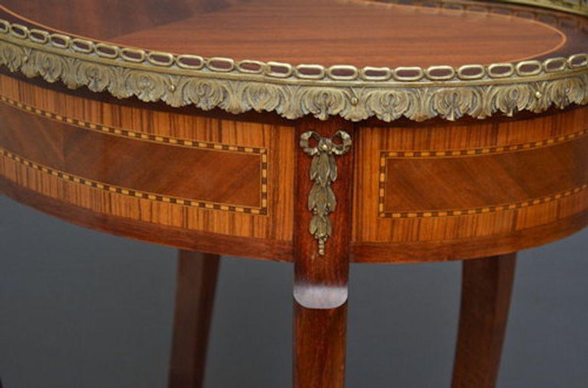 Attractive table d'appoint continentale en vente 1