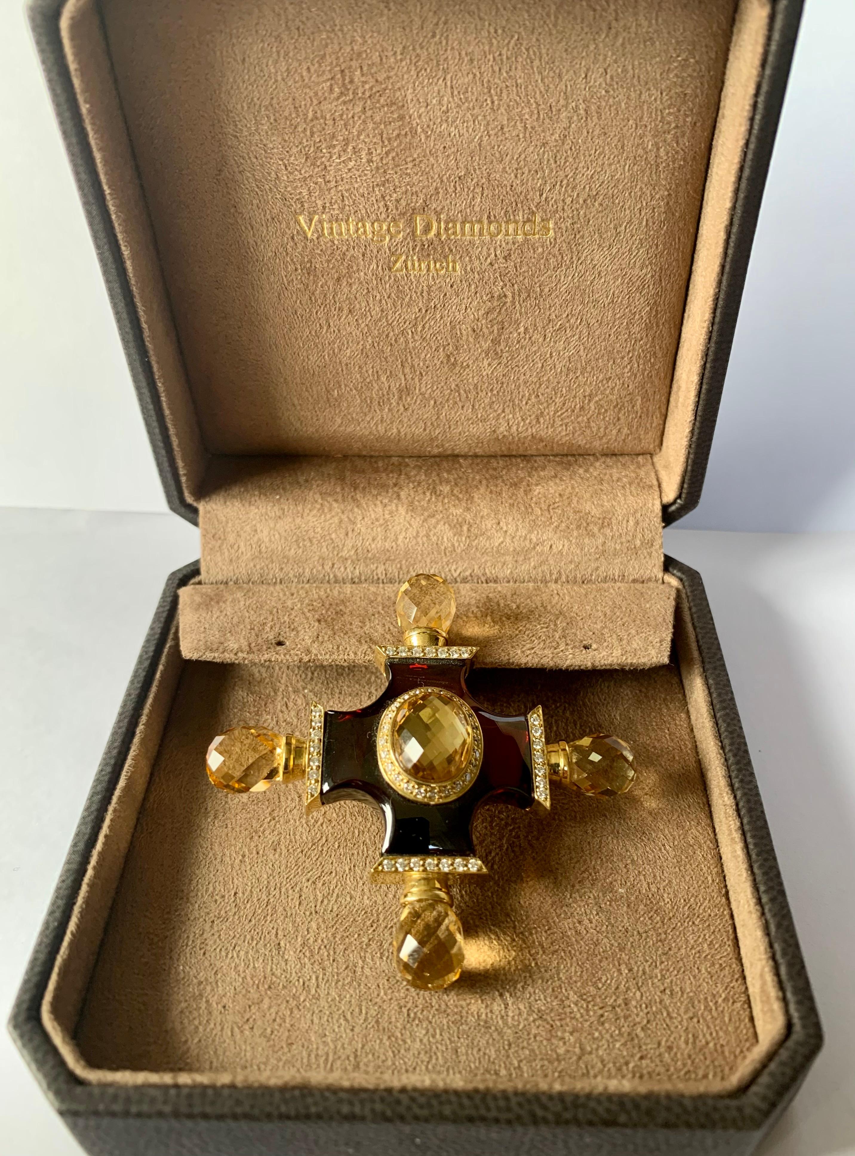 Pendentif/broche en or jaune 18 carats et diamants en forme de croix de Malte. La partie principale de la broche/du pendentif est un corps en céramique de couleur rouge foncé. La pièce est sertie de diamants pesant 0,42 ct et de citrines taillées en