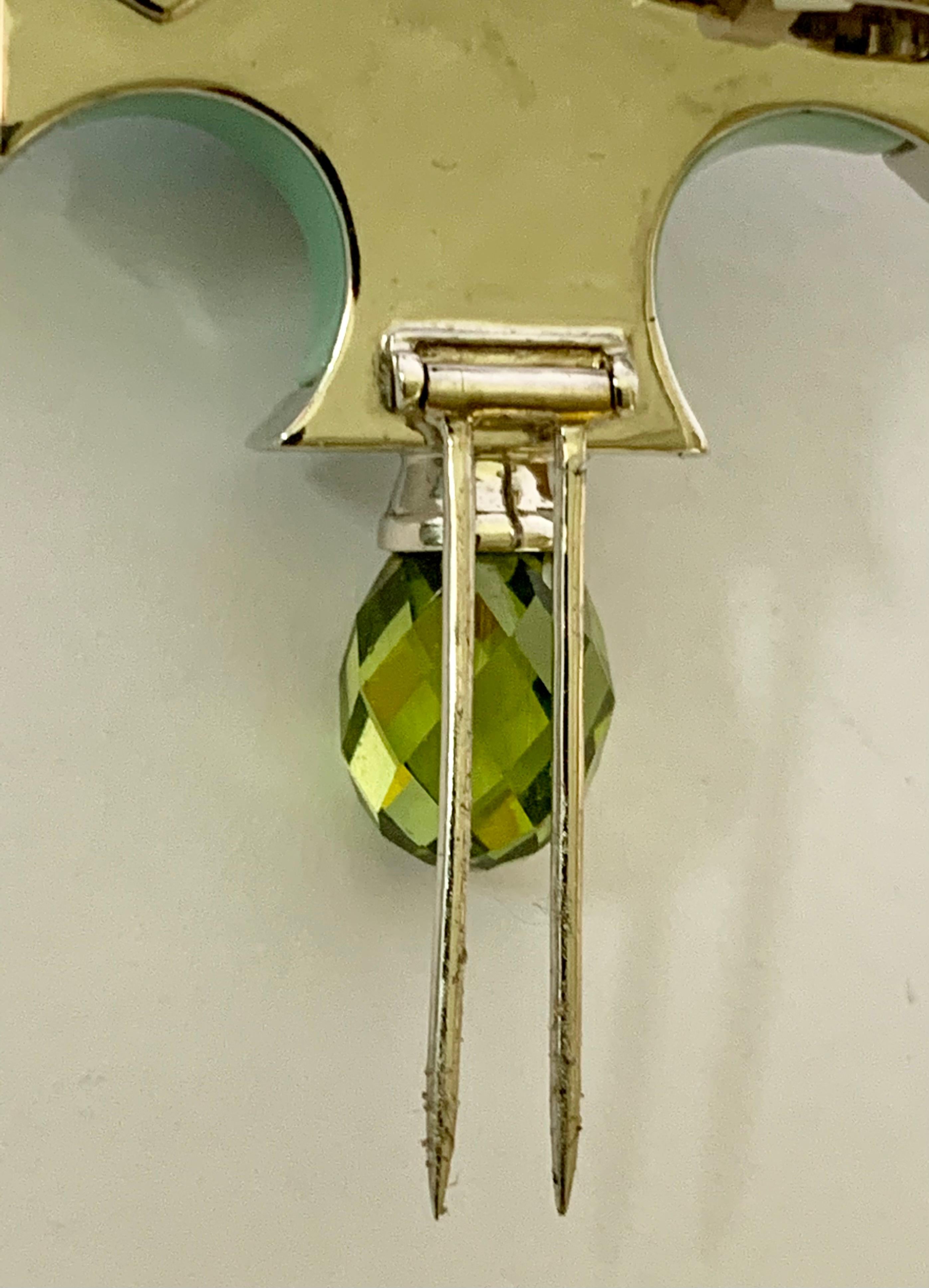Taille ronde Attrayante broche/pendentif de croix de Malte en or blanc 18 carats avec diamants et quartz vert en vente