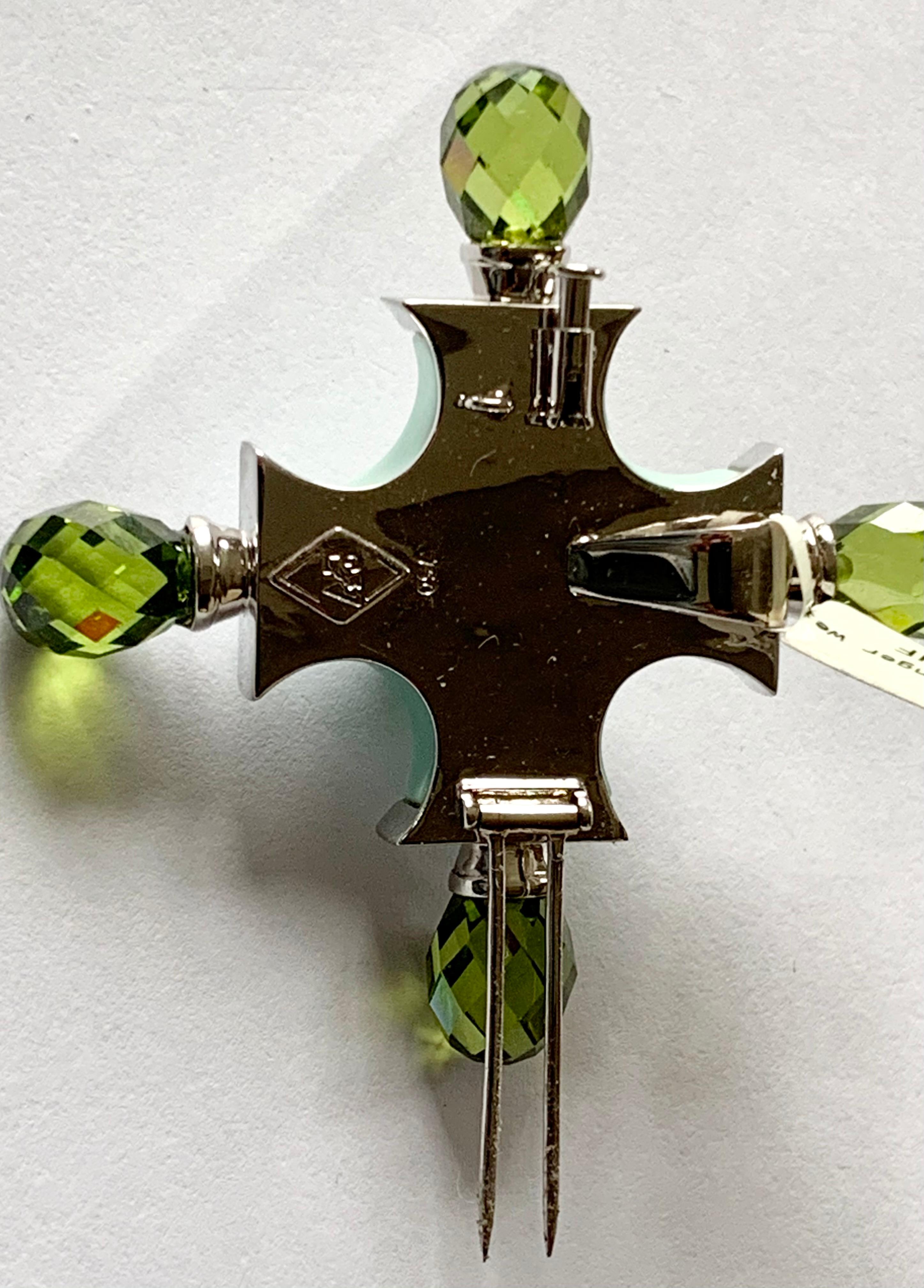 Attrayante broche/pendentif de croix de Malte en or blanc 18 carats avec diamants et quartz vert Excellent état - En vente à Zurich, Zollstrasse