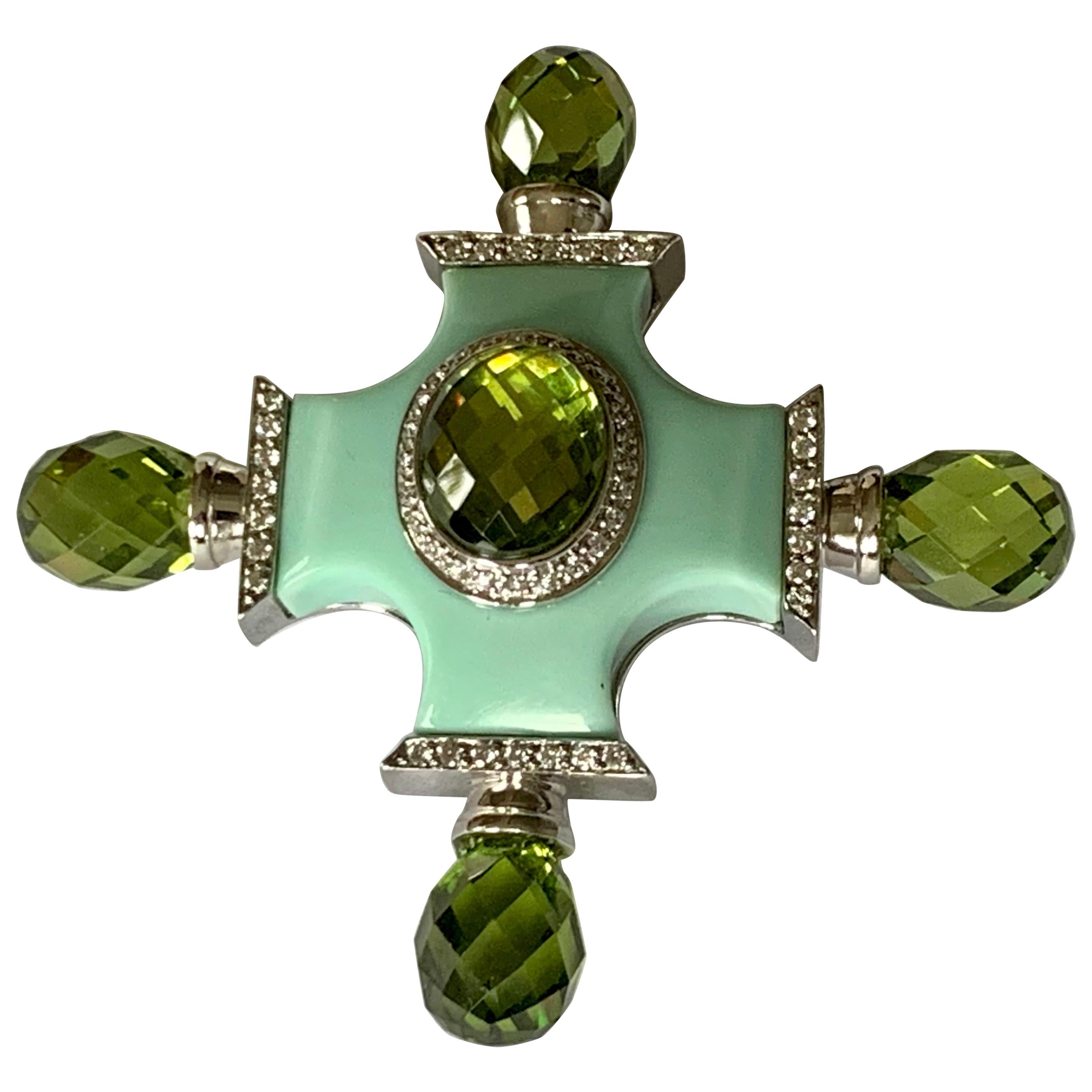 Attrayante broche/pendentif de croix de Malte en or blanc 18 carats avec diamants et quartz vert en vente