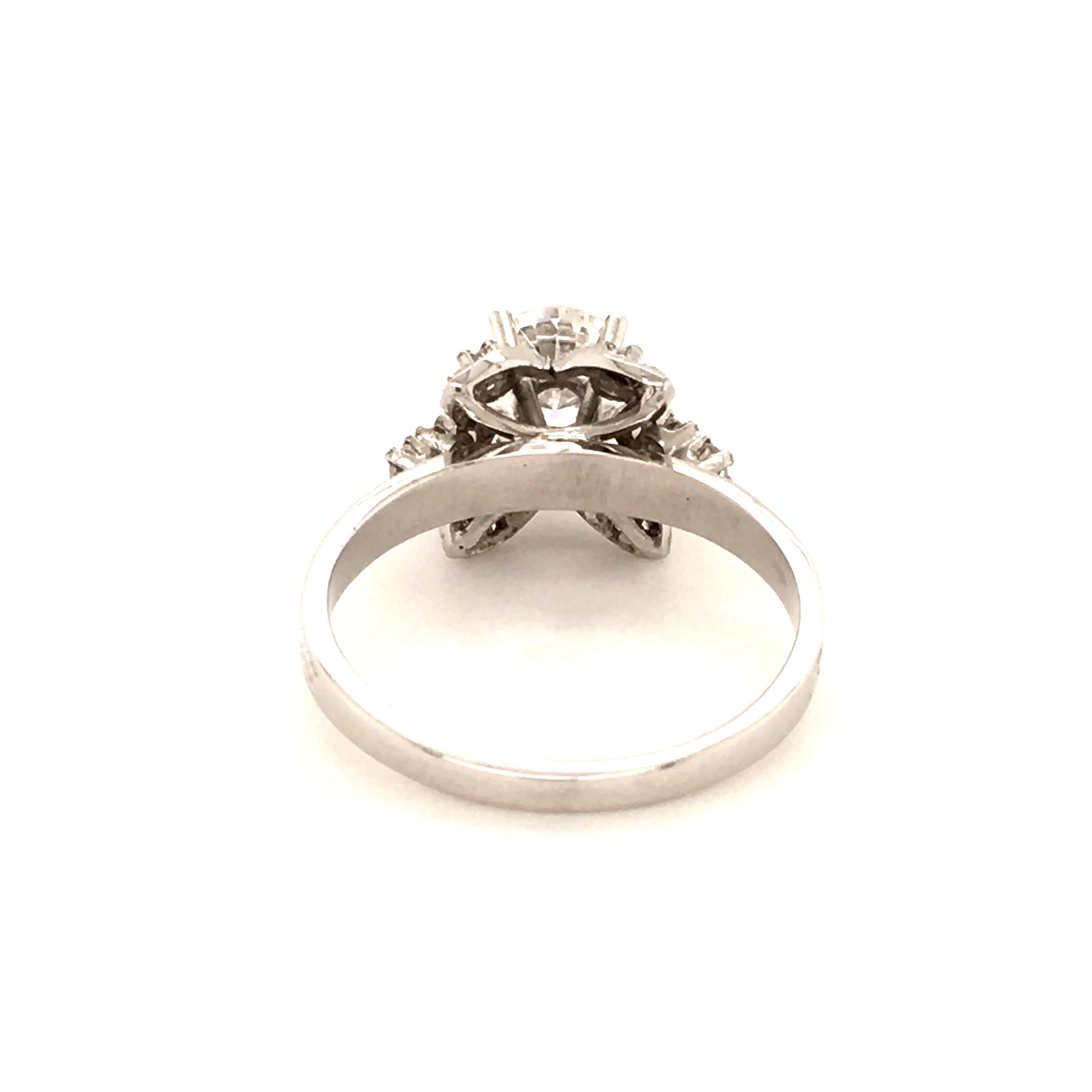 Attractive Diamond Ring in 18 Karat White Gold For Sale 4