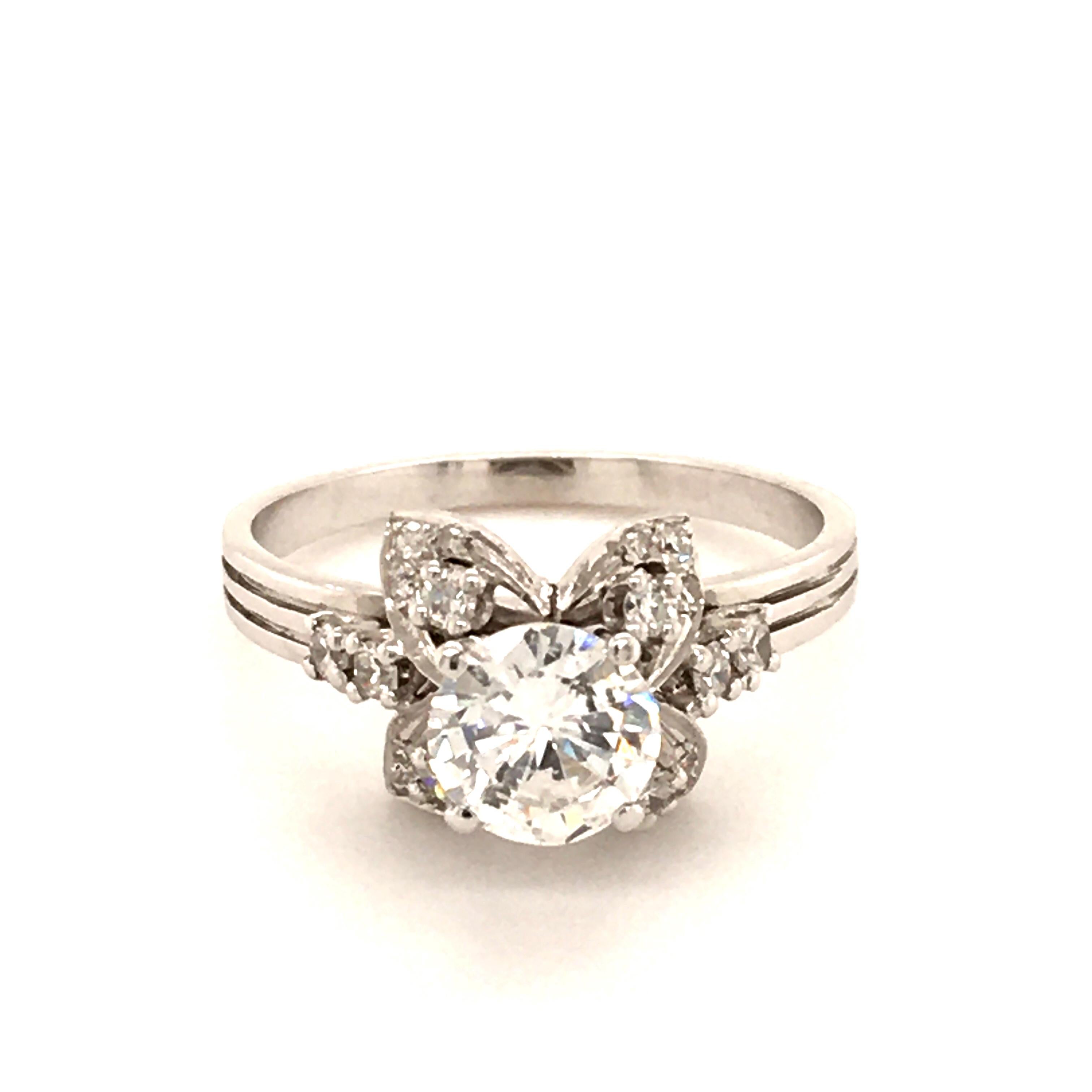 Attractive Diamond Ring in 18 Karat White Gold For Sale 5